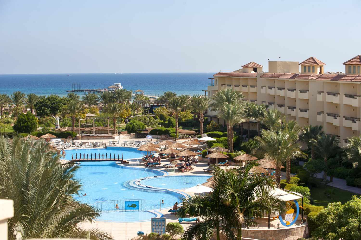 LiggingAmwaj Beach Club Abu Soma ligt direct aan een privézandstrand in de baai van Abu Soma