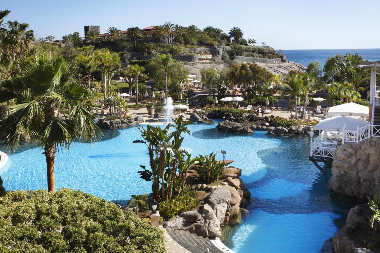 LiggingBahía del Duque Hotel ligt aan de zuidkust van Tenerife in de wijk Costa Adeje