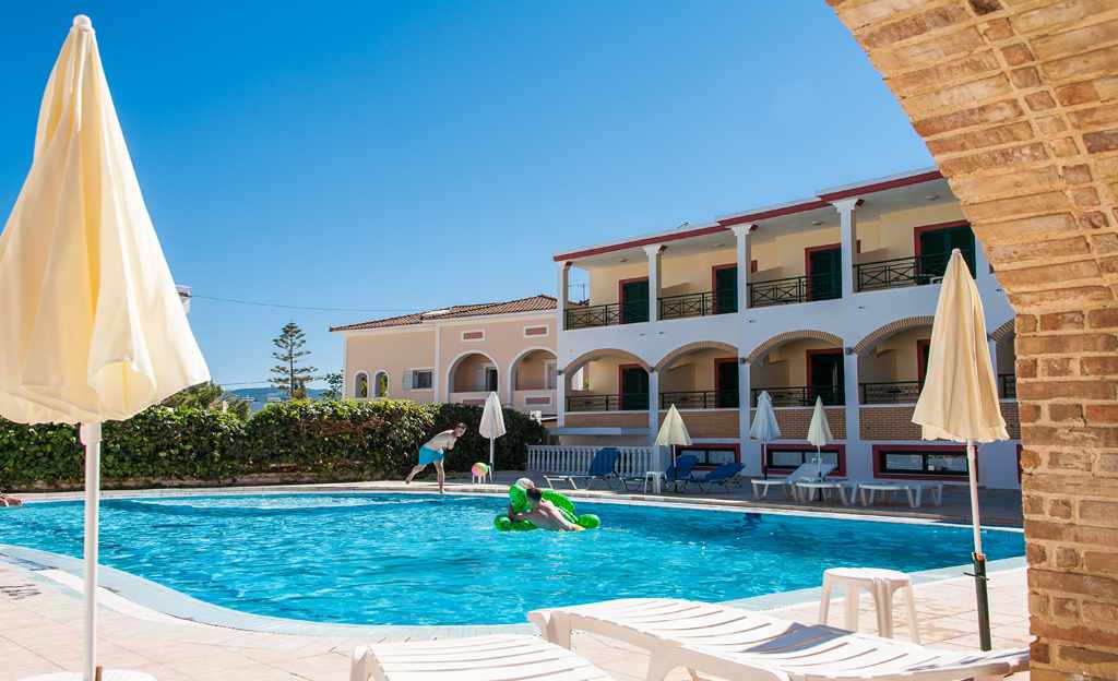 LiggingDit hotel ligt een paar meter van het zandstrand verwijderd
