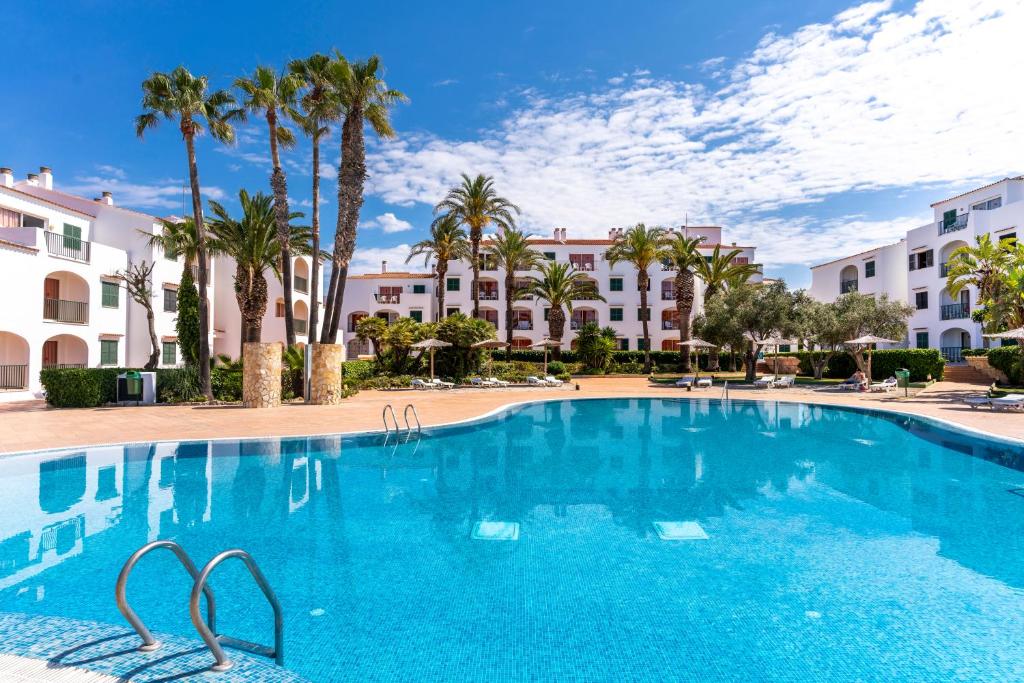 LiggingDit vakantiecomplex bevindt zich in het noordwesten van het Balearische eiland Menorca