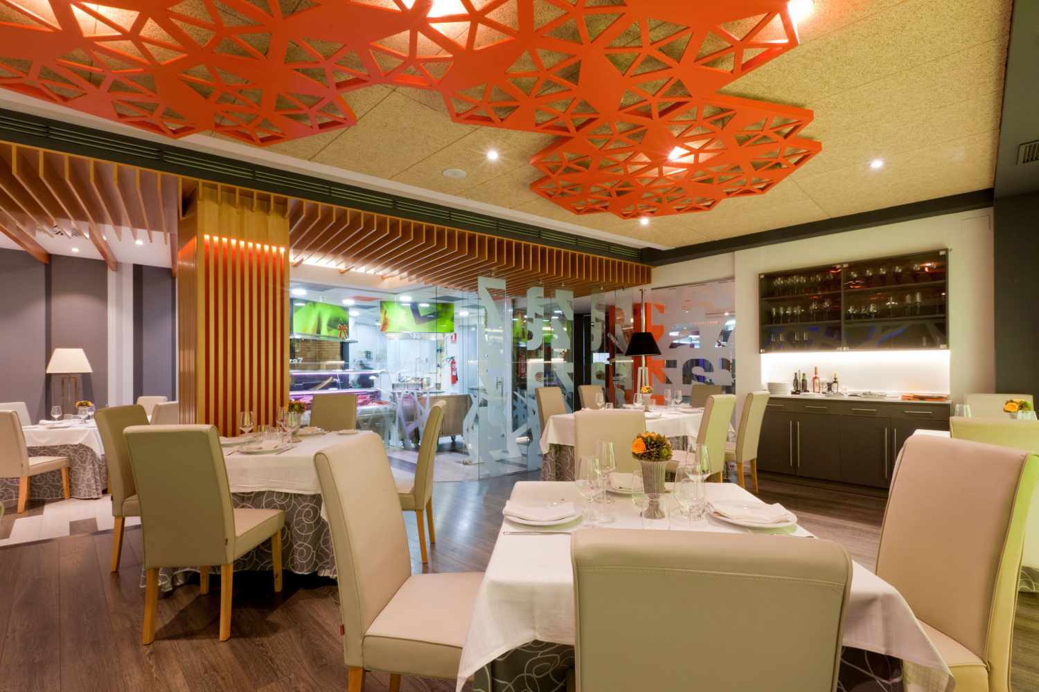 LiggingHet comfortabele cityhotel bevindt zich op ongeveer 1 kilometer van de luchthaven Madrid Barajas. Het biedt een exclusieve shuttleservice van en naar de luchthaven en het is voor zowel de zakelijke als de vakantiereiziger zeer aantrekkelijk. Er is een uitstekende verkeersaansluiting op het centrum van Madrid via de rondwegen M30 en M40