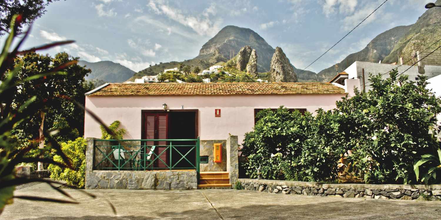 LiggingDit hotel ligt in de vallei van Hermigua en wordt omgeven door landbouwbedrijven en bananenplantages. De stad Hermigua ligt op slechts 2 kilometer afstand en binnen 15 minuten lopen van het hotel vinden de gasten restaurants