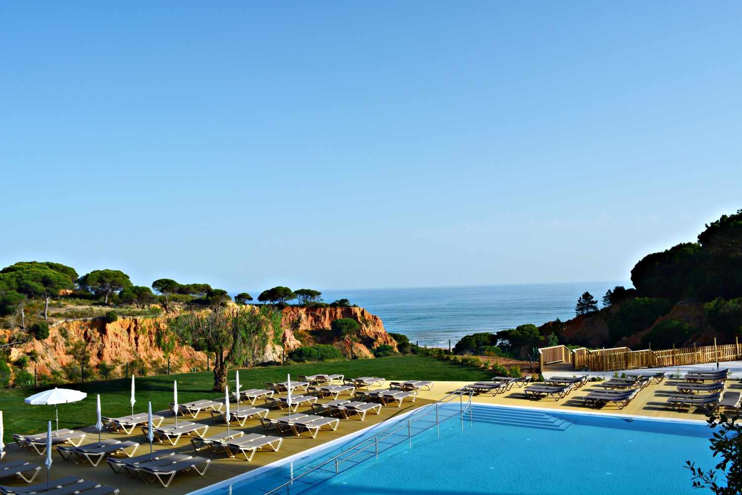 LiggingDit aparthotel ligt direct aan het strand
