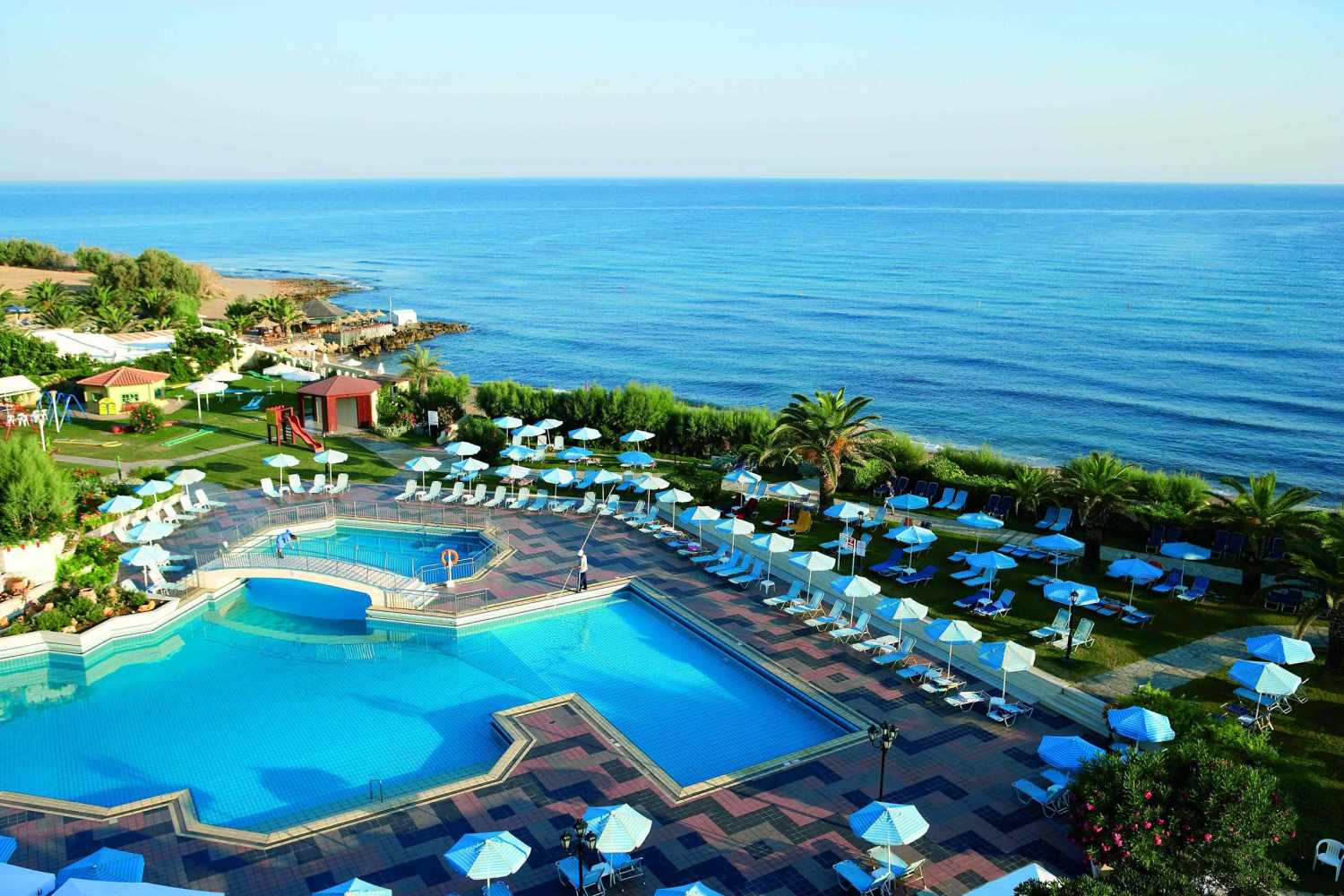 Adults OnlyLiggingCreta Star Hotel ligt direct aan het zand- en kiezelstrand van het rustige dorp Skaleta