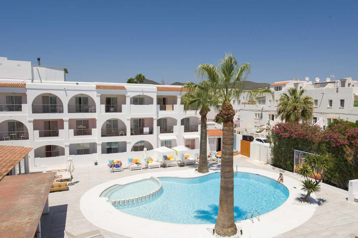 Adults OnlyLiggingDit hotel met de typische architectuur van Ibiza ligt op slechts ongeveer 250 meter afstand van het schitterende zandstrand van Playa d'en Bossa. Daarnaast zijn een bushalte en een winkelcentrum. Het toeristische centrum met restaurants