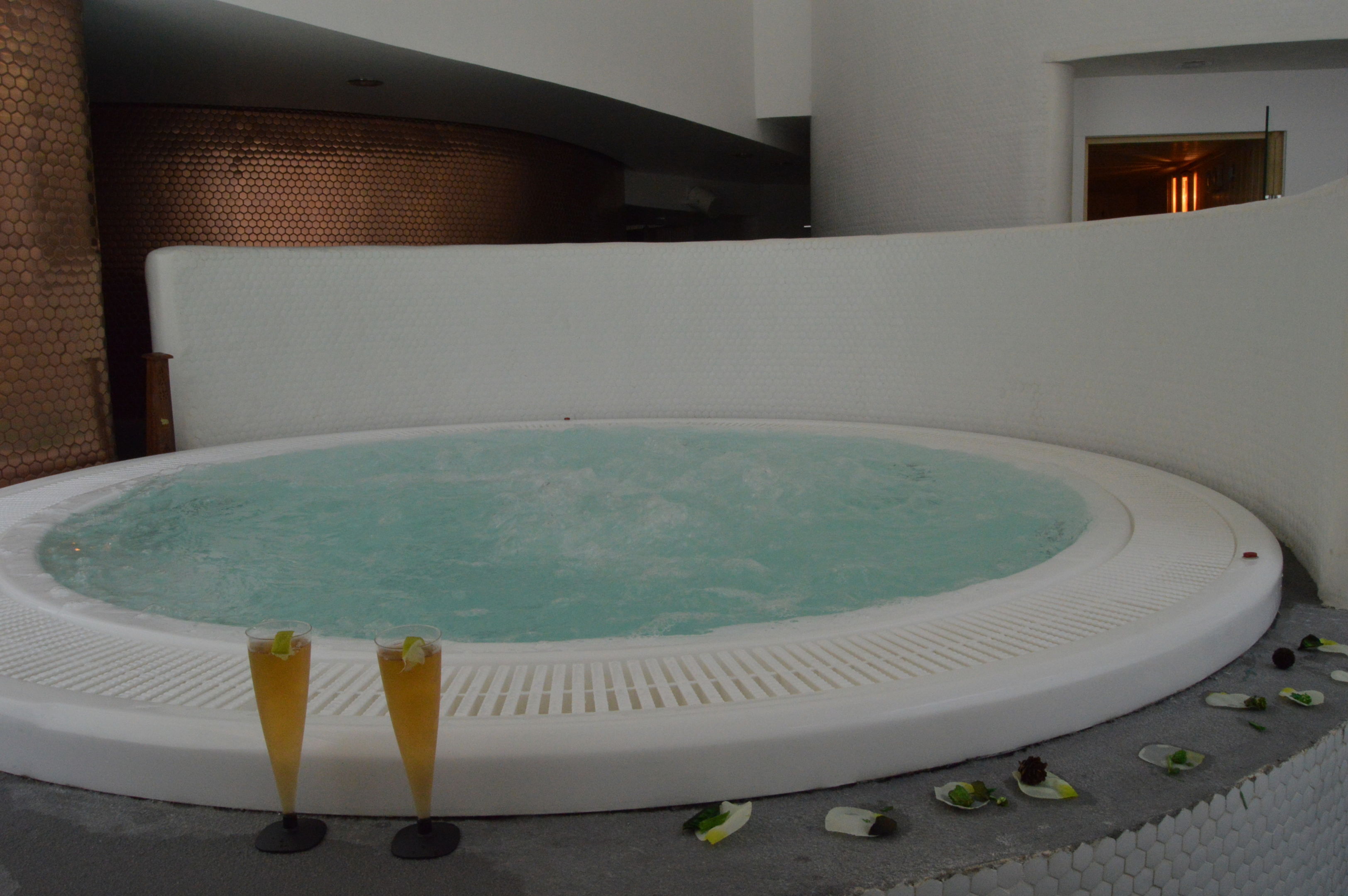 LiggingDit hotel ligt in het toeristische centrum van Granada. Het stadscentrum met tal van winkel- en amusementsmogelijkheden alsmede verschillende bezienswaardigheden bereikt u na ongeveer 10 minuten. HotelfaciliteitenHet hotel beschikt over 10 eenpersoons- en 75 tweepersoonskamers en over een lift. De receptie is 24 uur per dag geopend. Service zoals een bagagedepot