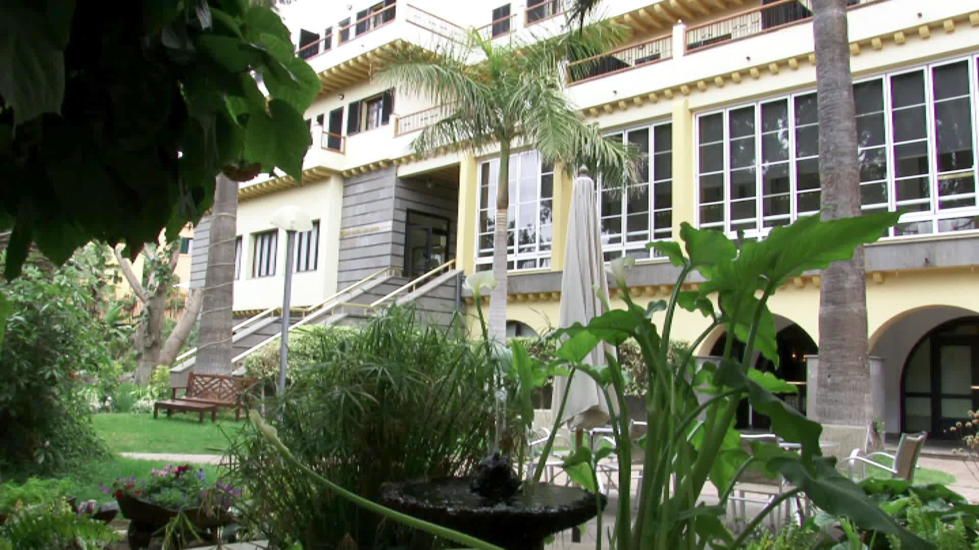 LiggingHotel Escuela Santa Brígida ligt in de rustige woonwijk Monte Lentiscal