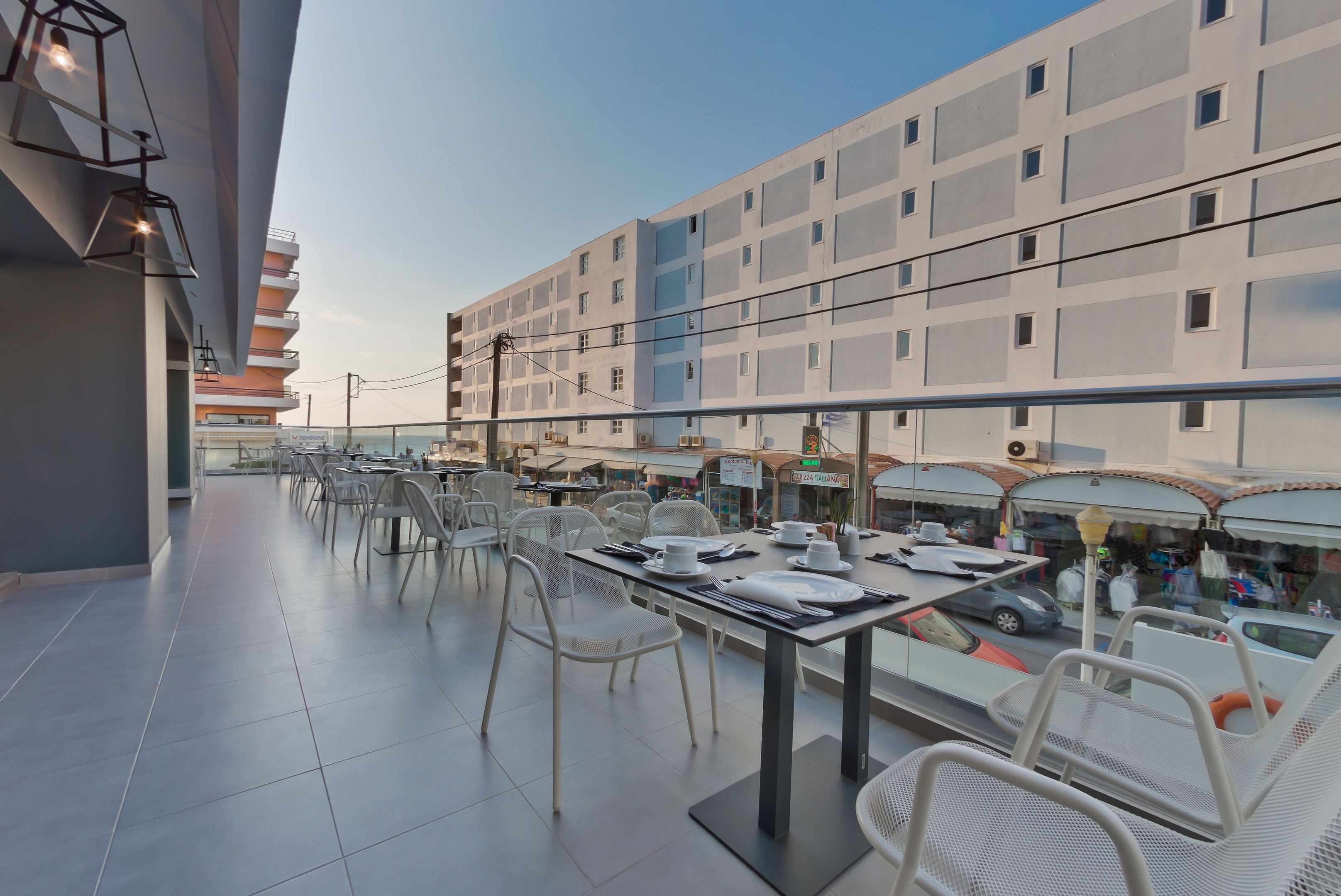 LiggingHet hotel ligt aan de westkant van Rhodos-Stad