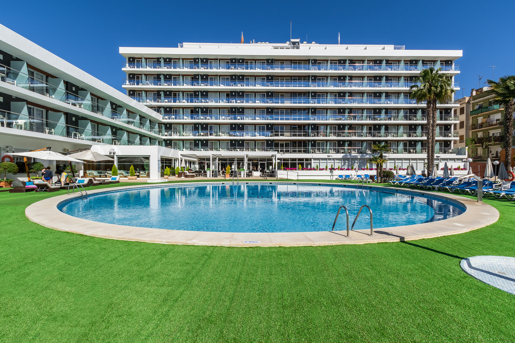 LiggingDit hotel ligt in het centrum van Lloret de Mar op loopafstand van het strand. HotelfaciliteitenHet hotel beschikt over een buitenzwembad met zonneterras