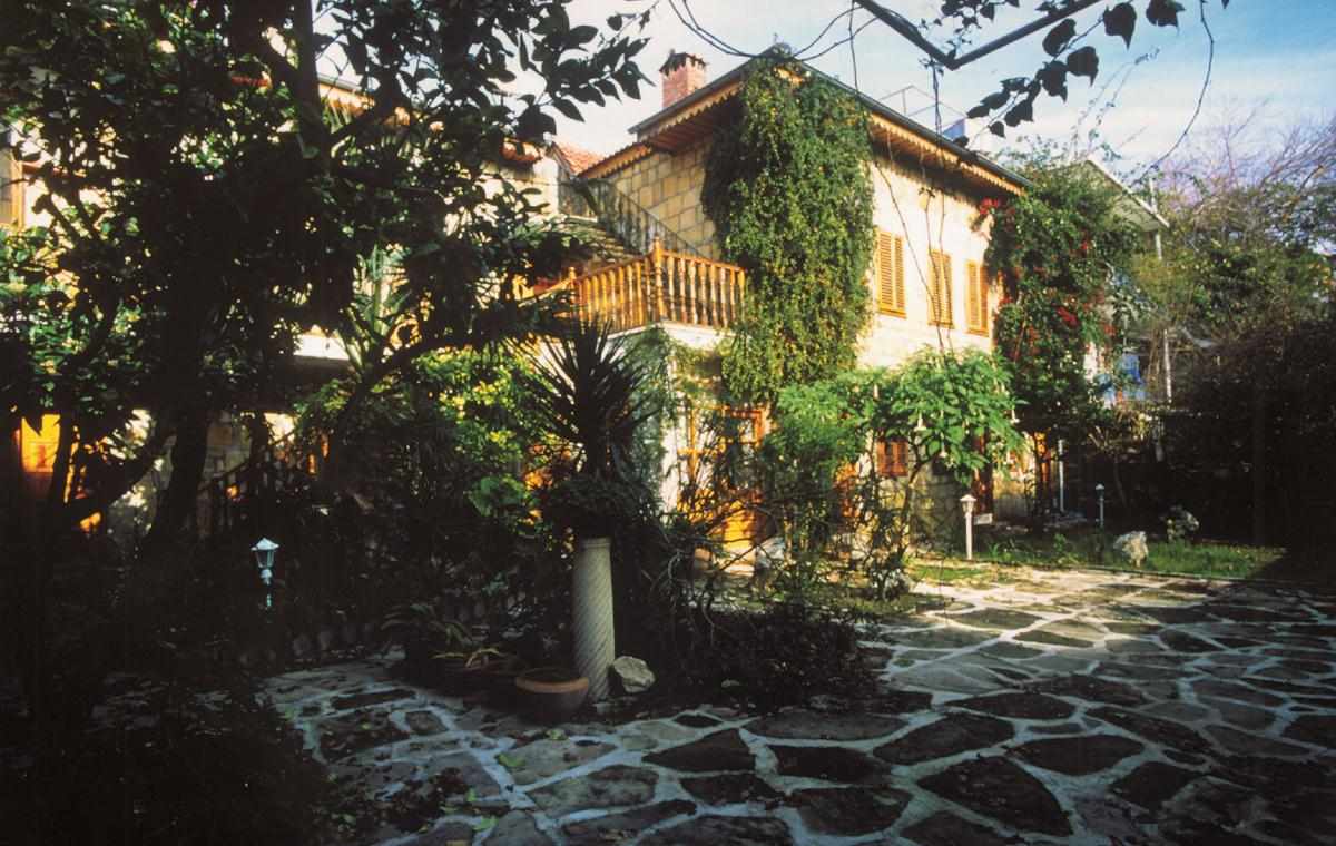 LiggingDit hotel bevindt zich aan een hoofdstraat