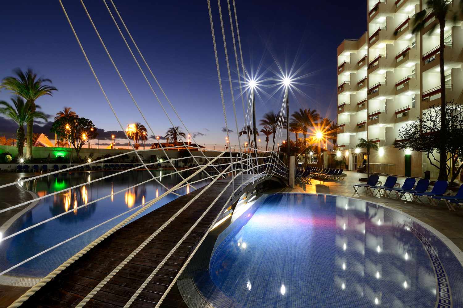 LiggingHet hotel Alexandre Troya ligt direct aan de boulevard van Playa de las Américas in Costa Adeje