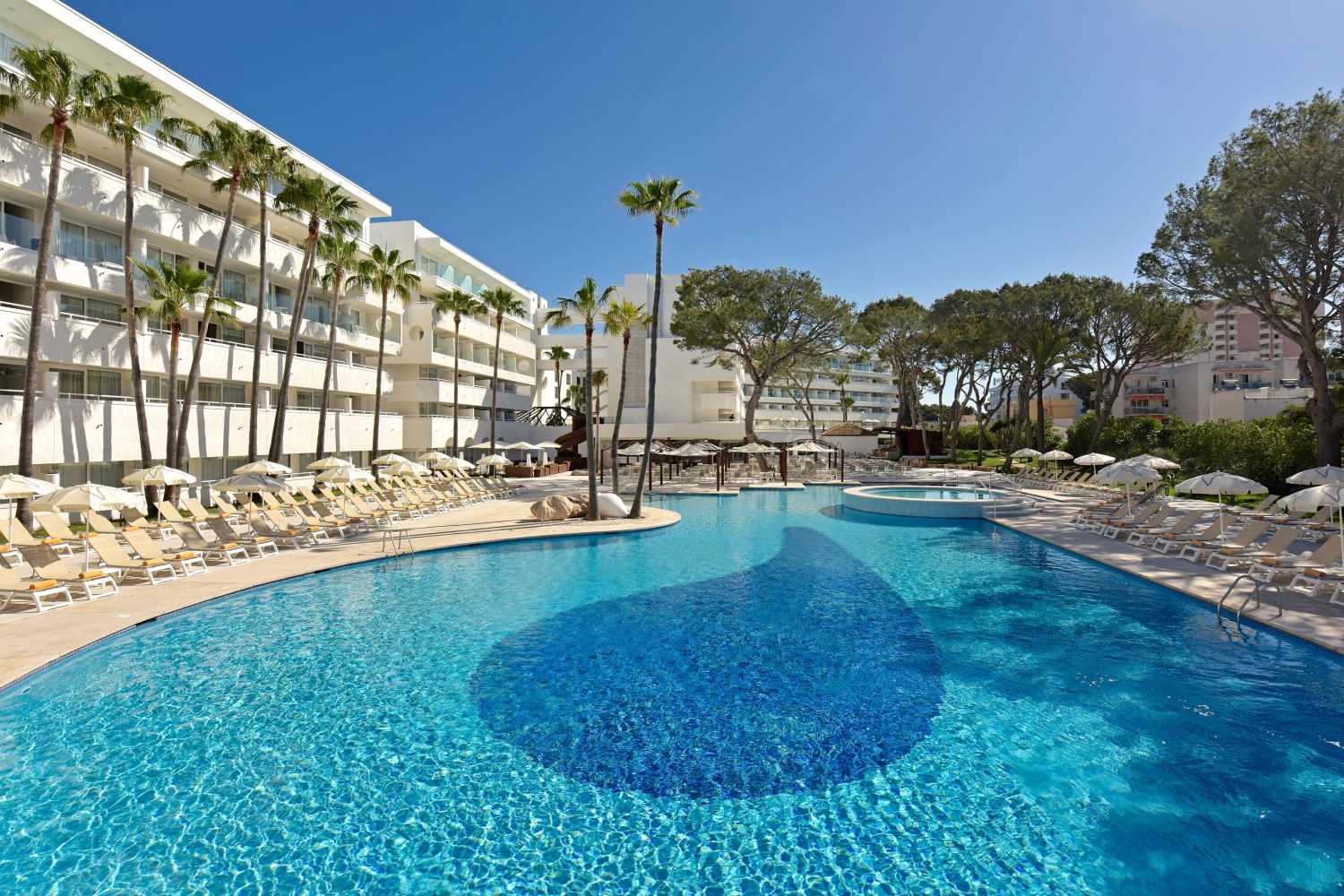 LiggingHet hotel ligt in de badplaats Playa de Palma op Mallorca