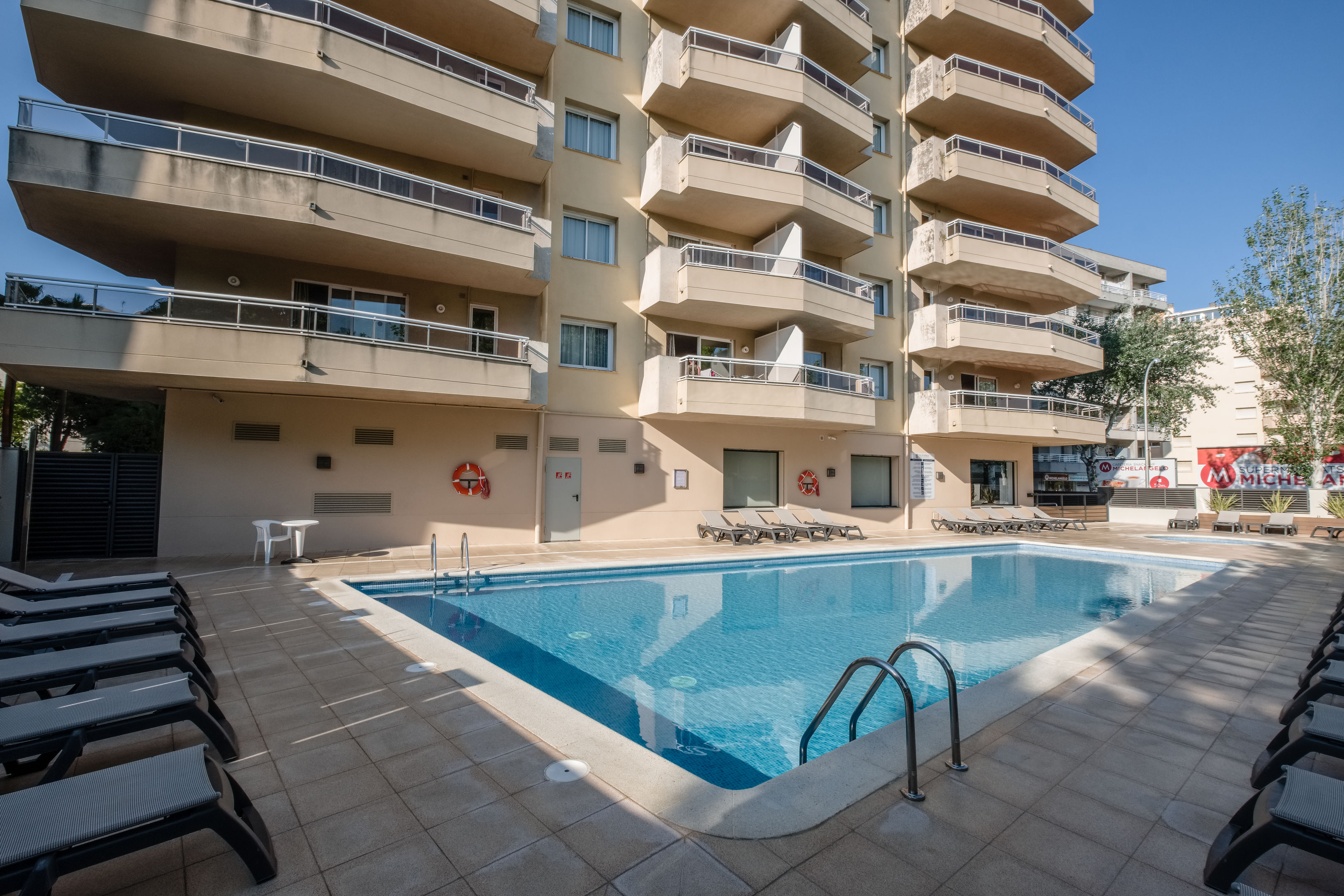 LiggingAparthotel California ligt in het toeristische centrum van Salou