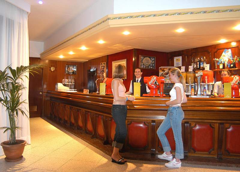 LiggingDit internationale hotel wordt omgeven door een pijnboombos en is rustig gelegen temidden van het vakantiegebied van Cala Blanca. Naar de nabijgelegen badbaai met zandstrand is het slechts 150 meter lopen. Het centrum van Ciutadella ligt op ongeveer 5 kilometer afstand en biedt u veel mogelijkheden om te winkelen en u te vermaken.. Niet ver van het hotel bevindt zich een bushalte.HotelfaciliteitenDe 55 eenpersoons- en de 112 tweepersoonskamers zijn verdeeld over 4 verdiepingen en zijn met een lift bereikbaar. Bij de 24-uurs receptie in de ontvangstruimte worden de gasten door Engelstalig personeel hartelijk begroet. In- en uitchecken uur kan 24 uur per dag. Tot het serviceaanbod behoren een bagagedepot