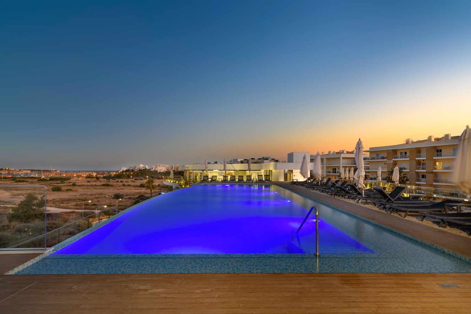 Adults OnlyLiggingDit kuurhotel biedt ideale voorwaarden voor volwassenen die in de vakantie onder elkaar willen zijn en ligt in een historische wijk een paar minuten te voet van het centrum von Praia da Rocha verwijderd. HotelfaciliteitenHet hotel met een lift beschikt over 150 kamers. De gasten van het hotel ontvangen bij aankomst een welkomstdrankje. Verschillende faciliteiten en diensten - zoals een bagagedepot