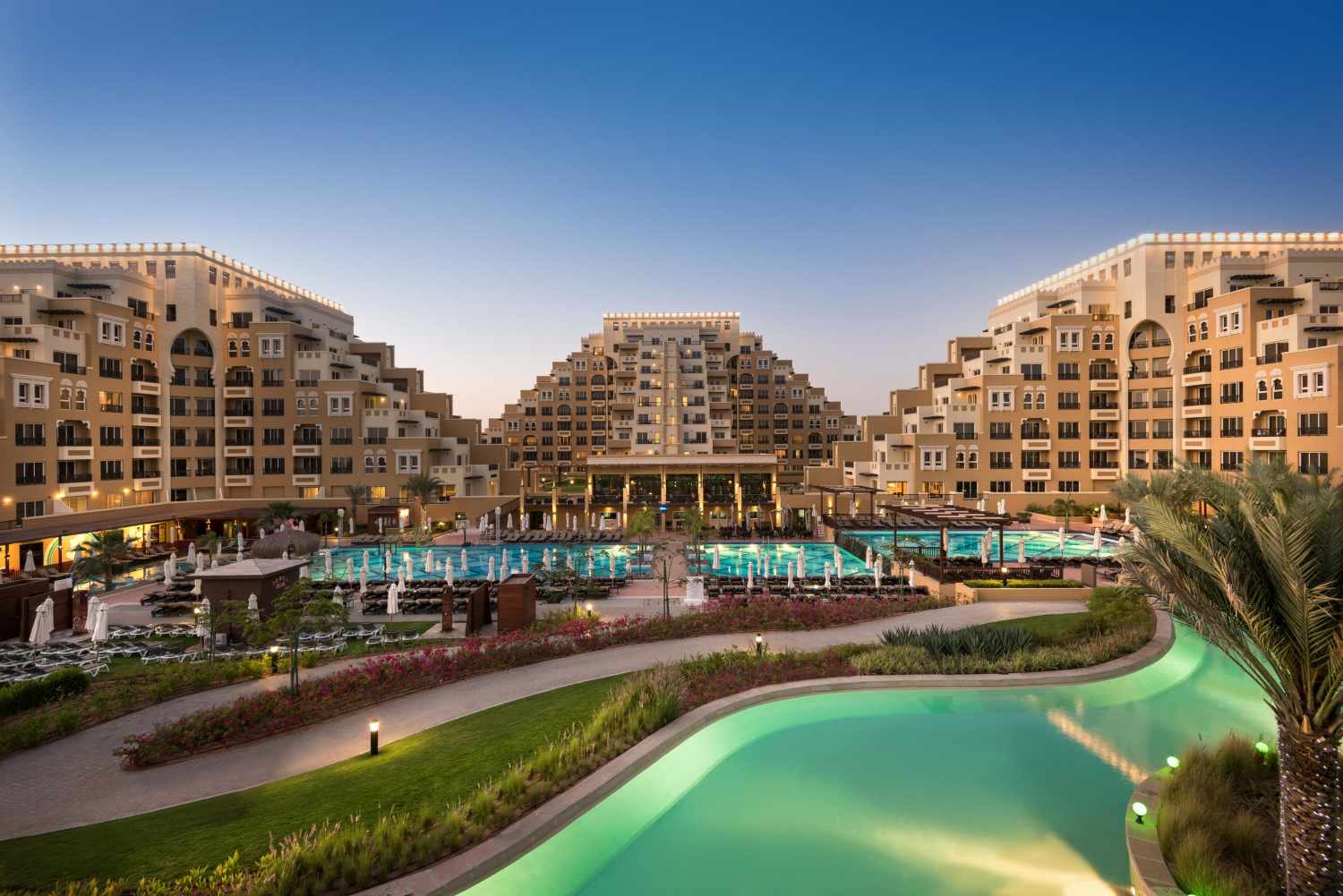 Ultra All-inclusive LiggingRixos Bab Al Bahr ligt direct aan een hagelwit privéstrand op een kunstmatig schiereiland bij Ras al-Khaimah. In de omgeving zijn er tal van mogelijkheden voor uitstapjes