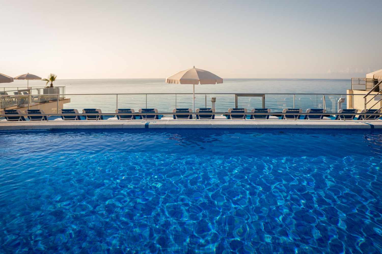 LiggingHet hotel bevindt zich in een levendige buurt