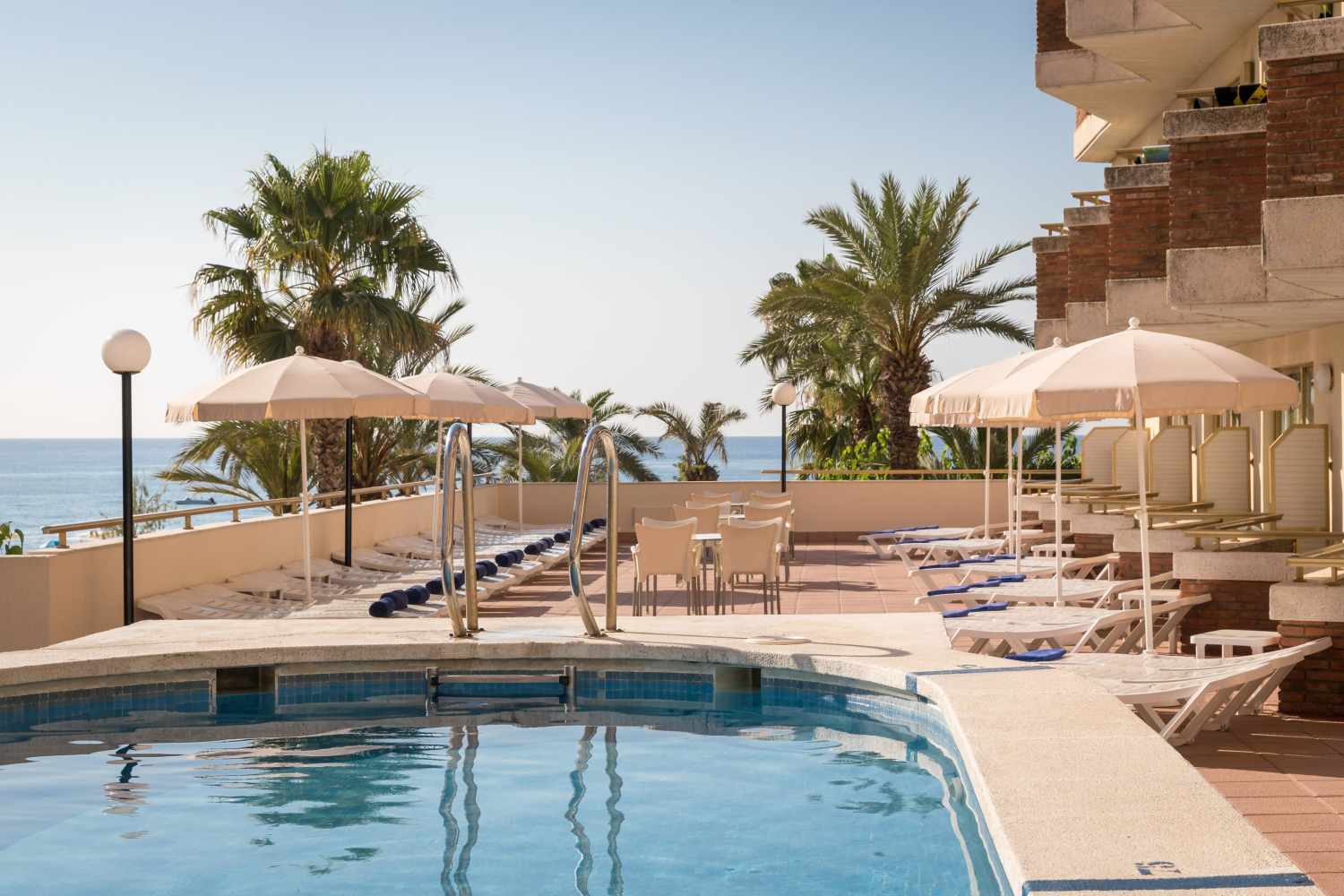 LiggingDit hotel bevindt zich direct aan de zee