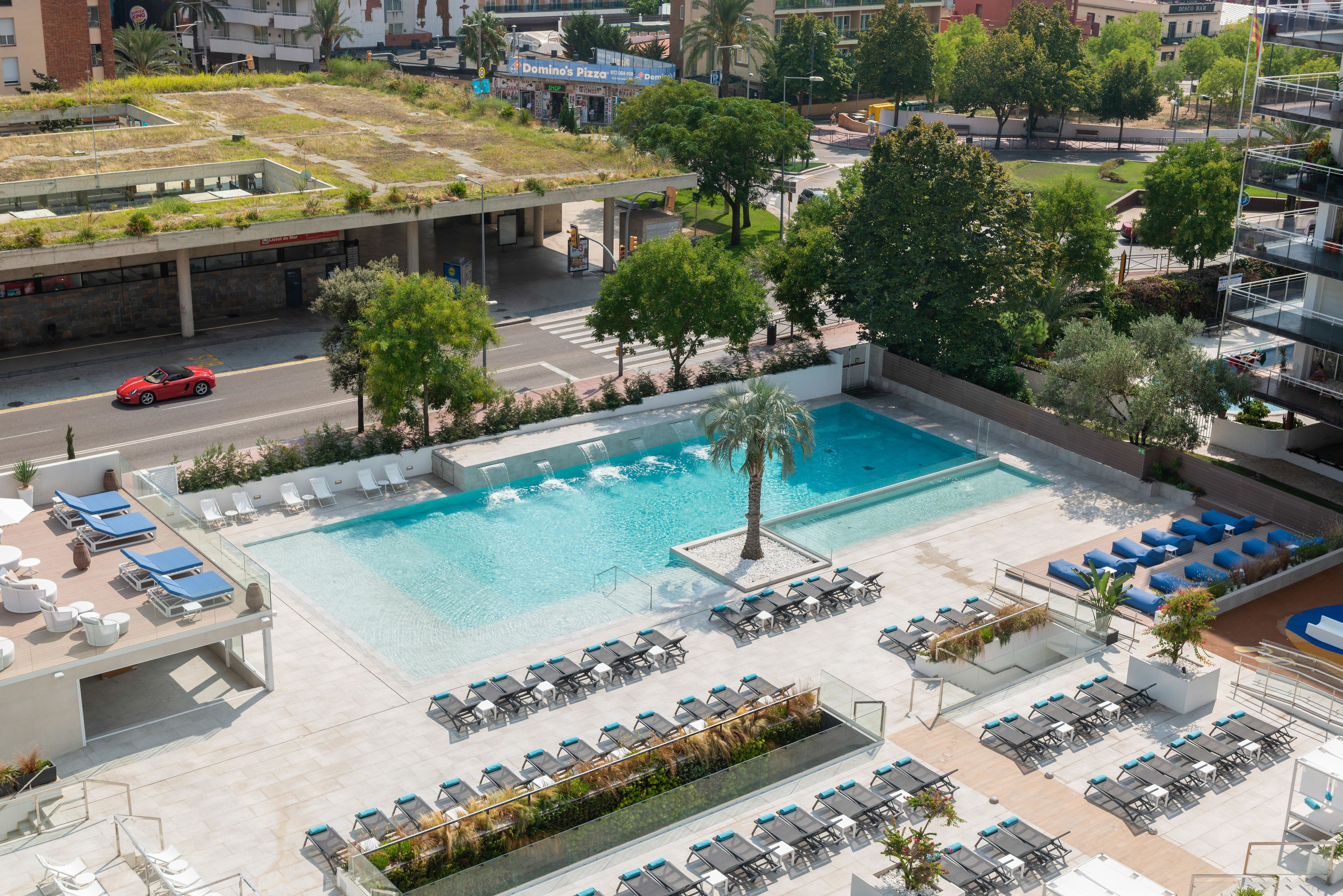 Ligging Het hotel ligt op loopafstand van het strand. In de nabije omgeving zijn er diverse winkel en eetgelegenheden.  Faciliteiten Het hotel beschikt over meerdere zwembaden waaronder kinderbad en een binnenbad.  Verder biedt L'Azure een 24-uursreceptie & gratis Wi-Fi in de openbare ruimtes.  Kamers De kamers zijn modern en praktisch ingericht en voorzien van airconditioning
