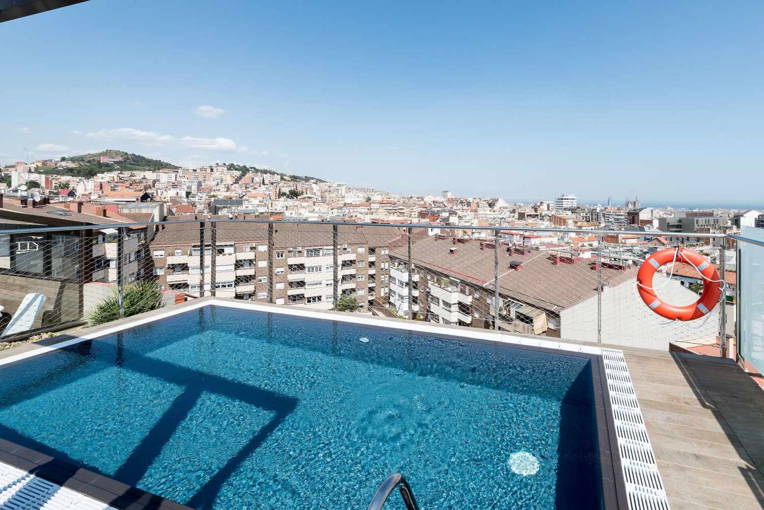 LiggingDit luxe hotel bevindt in de rustige woonwijk in Putxet. Het stadscentrum is met de auto snel te bereiken (ongeveer 4 kilometer). Verschillende bezienswaardigheden zoals de beroemde Sagrada Familia of het Park Güell