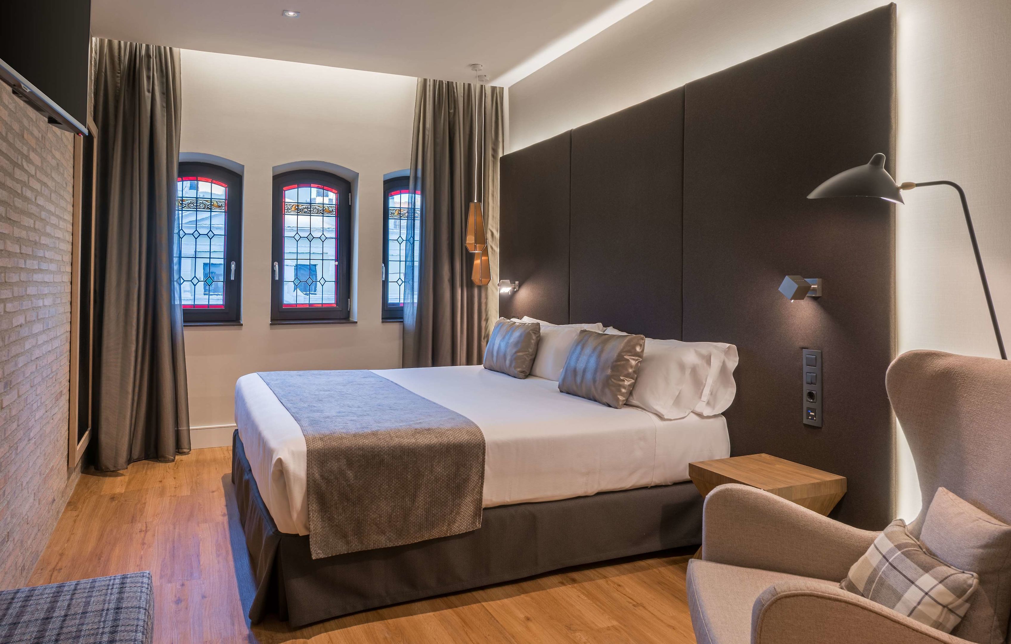 LiggingHet attractieve hotel bevindt zich in het historische hart van Madrid. Dit hotel biedt de ideale atmosfeer voor een vakantie of een zakelijk verblijf. Discotheken