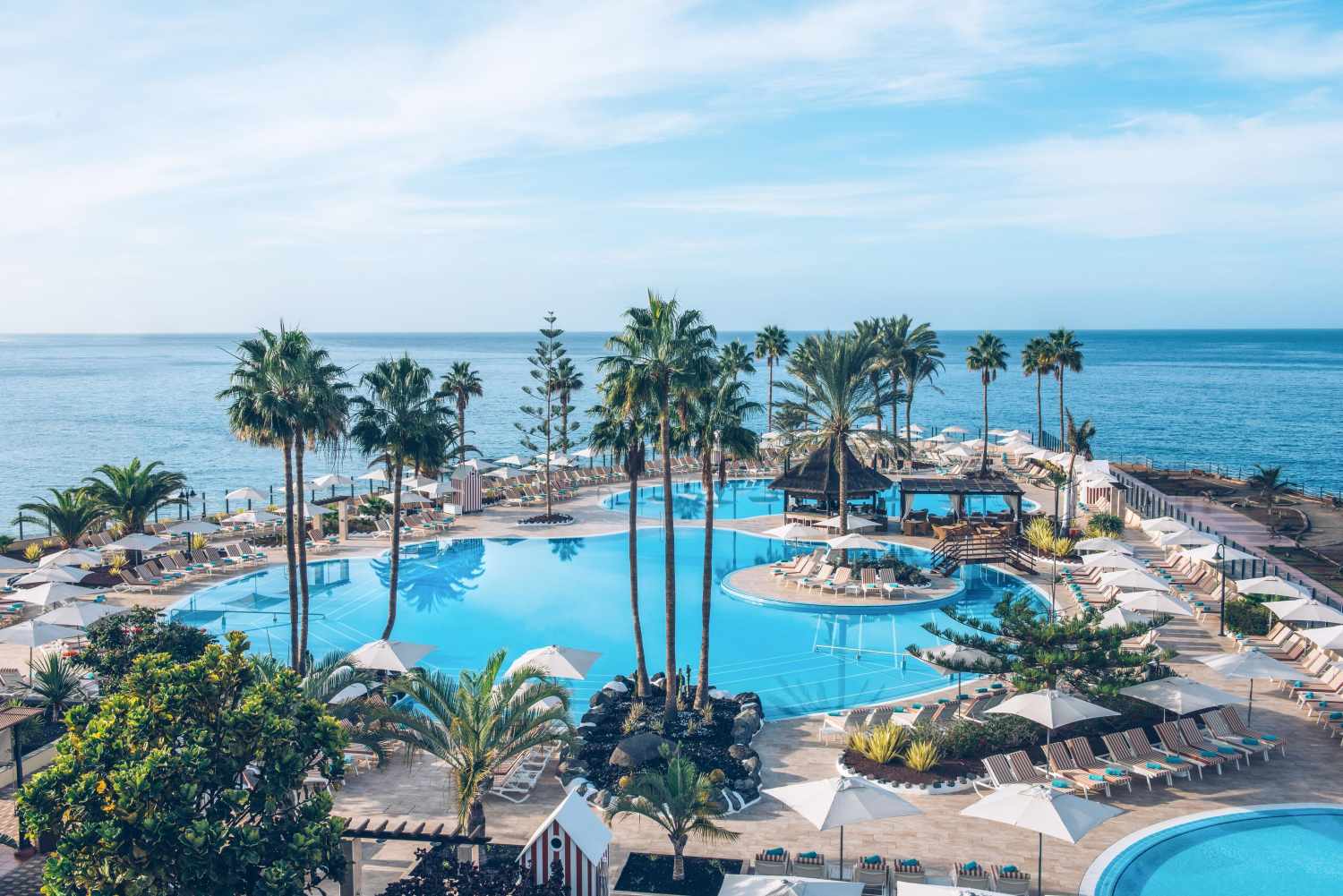 LiggingHet hotel ligt direct aan het strand van Fañabé in het resortgebied Costa Adeje