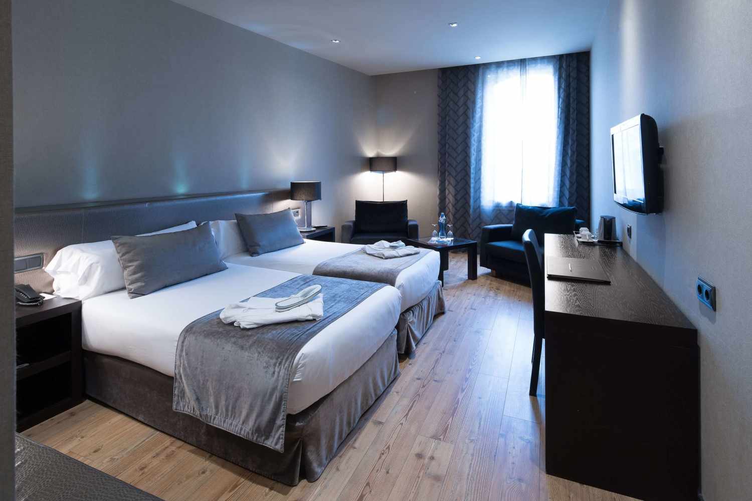 LiggingDit stadhotel bevindt zich in het hartje van Barcelona op enkele scheden van Plaza Cataluña en het centrum (100m). In de omgeving zijn er naast talrijke winkelmogelijkheden verschillende uitnodigende restaurants en bars. Het openbaar vervoer vindt u slechts op een steenworp afstand van het hotel (50 m). HotelfaciliteitenDe 7 eenpersoons- en de 67 tweepersoonskamers zijn verdeeld over 4 verdiepingen en zijn met een lift bereikbaar. De receptie is 24 uur per dag geopend. Service zoals een bagagedepot