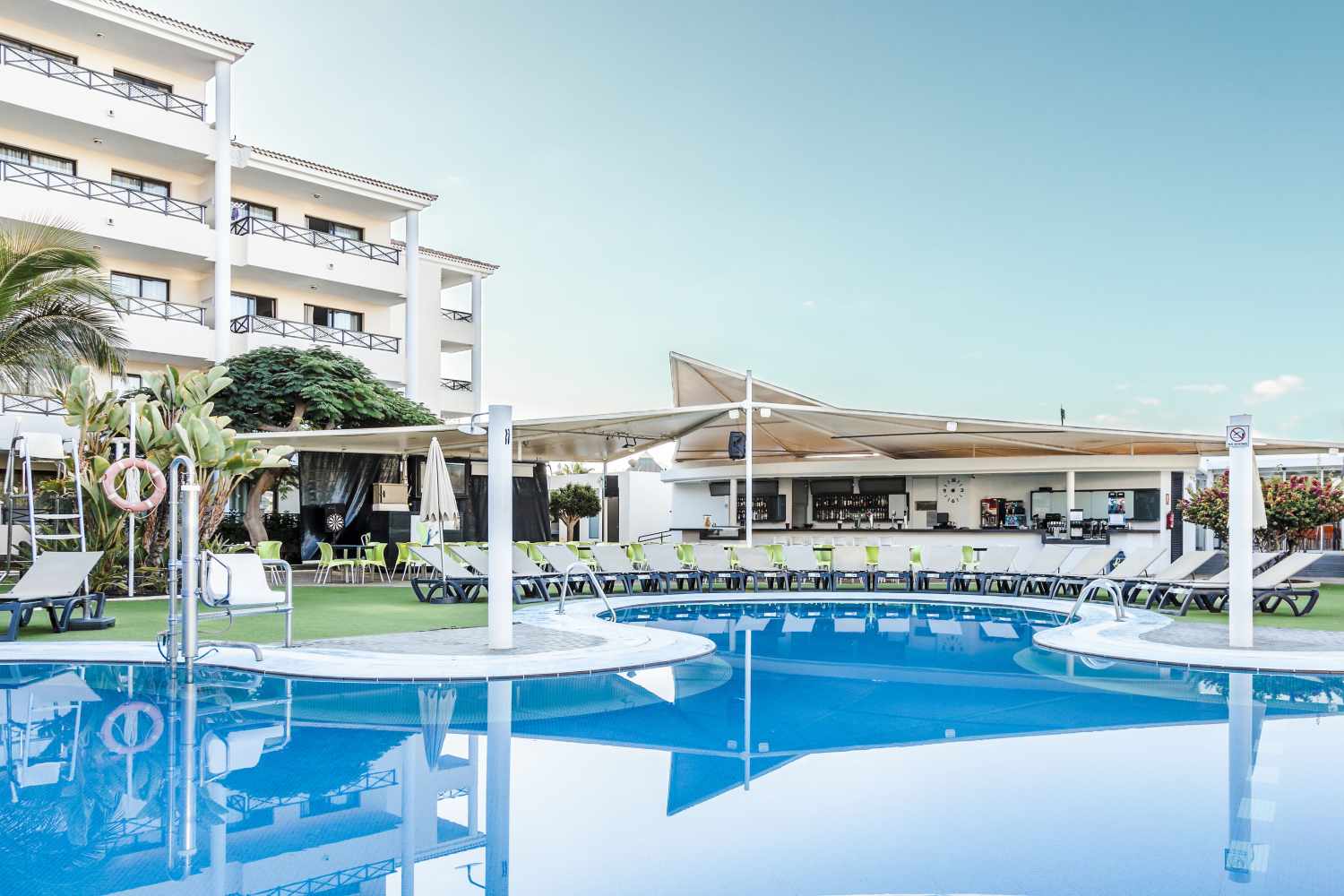 LiggingHet aparthotel is gelegen in het hart van Playa de las Américas