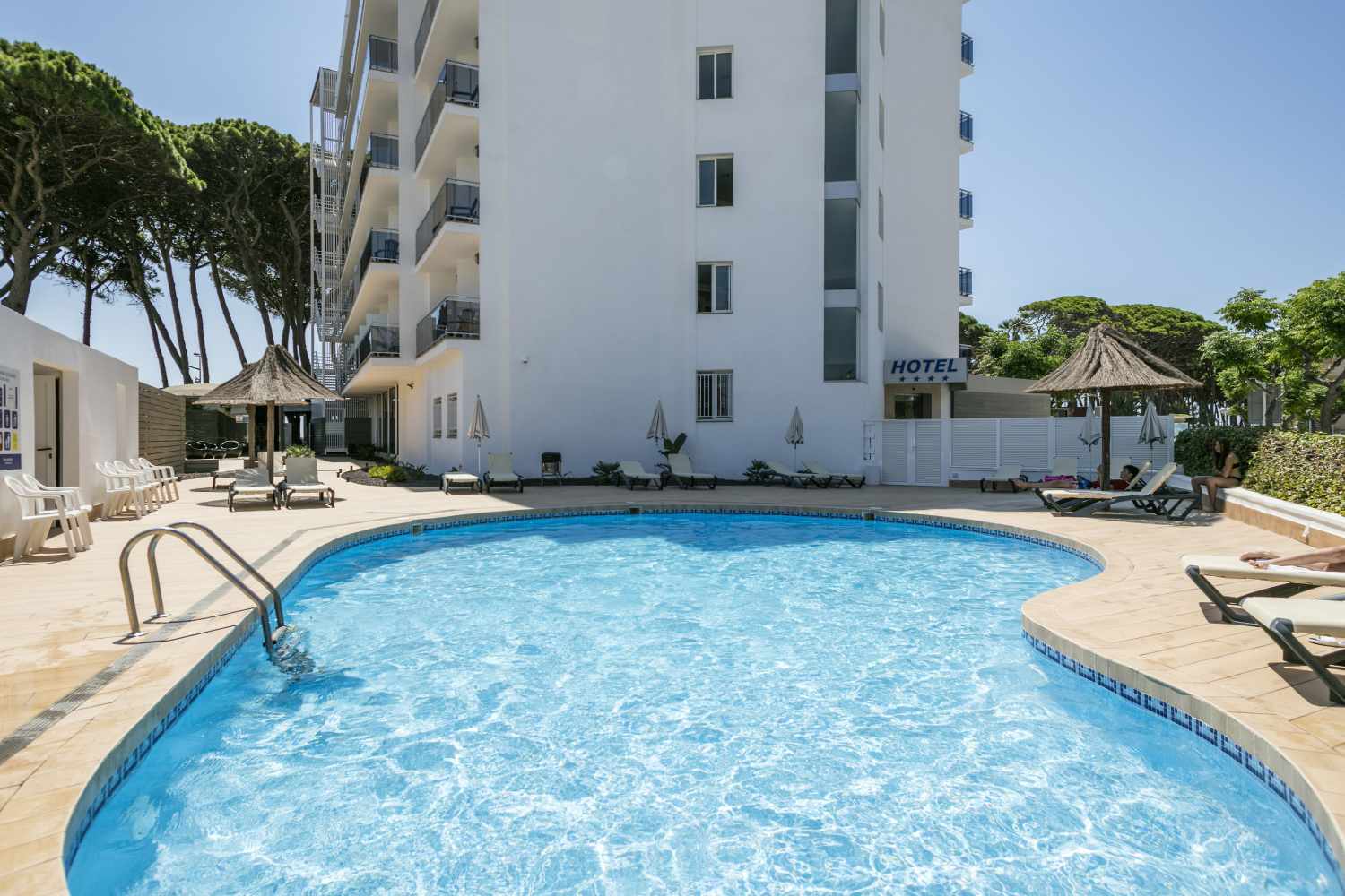 LiggingHet strandhotel ligt direct aan het uitnodigende zandstrand en de turkoois blauwe zee van La Pineda. Vlakbij het hotel is er een halte van het openbaar vervoer. Binnen een straal van 100 meter vindt u tal van bars en restaurants. Een mooi waterpark (ca. 1 km) en een discotheek (ca. 800 m) nodigen uit tot een bezoek. Het amusante attractiepark Port Aventura ligt op ca. 3 km afstand. De binnenstad van Salou kunt u gemakkelijk binnen 10 minuten met de auto of het openbaar vervoer bereiken. HotelfaciliteitenDit boetiekhotel werd in 2022 opgeknapt. Voor de gasten zijn 32 junior suites