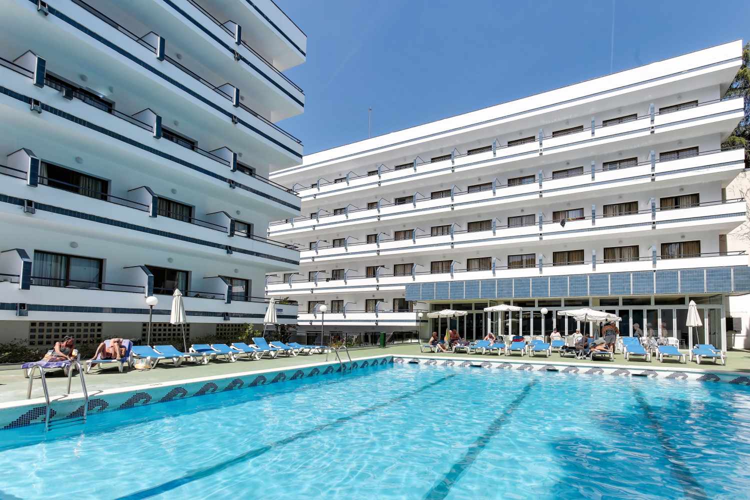 LiggingHet hotel ligt dichtbij het centrum. Rondom het hotel zijn talloze winkels