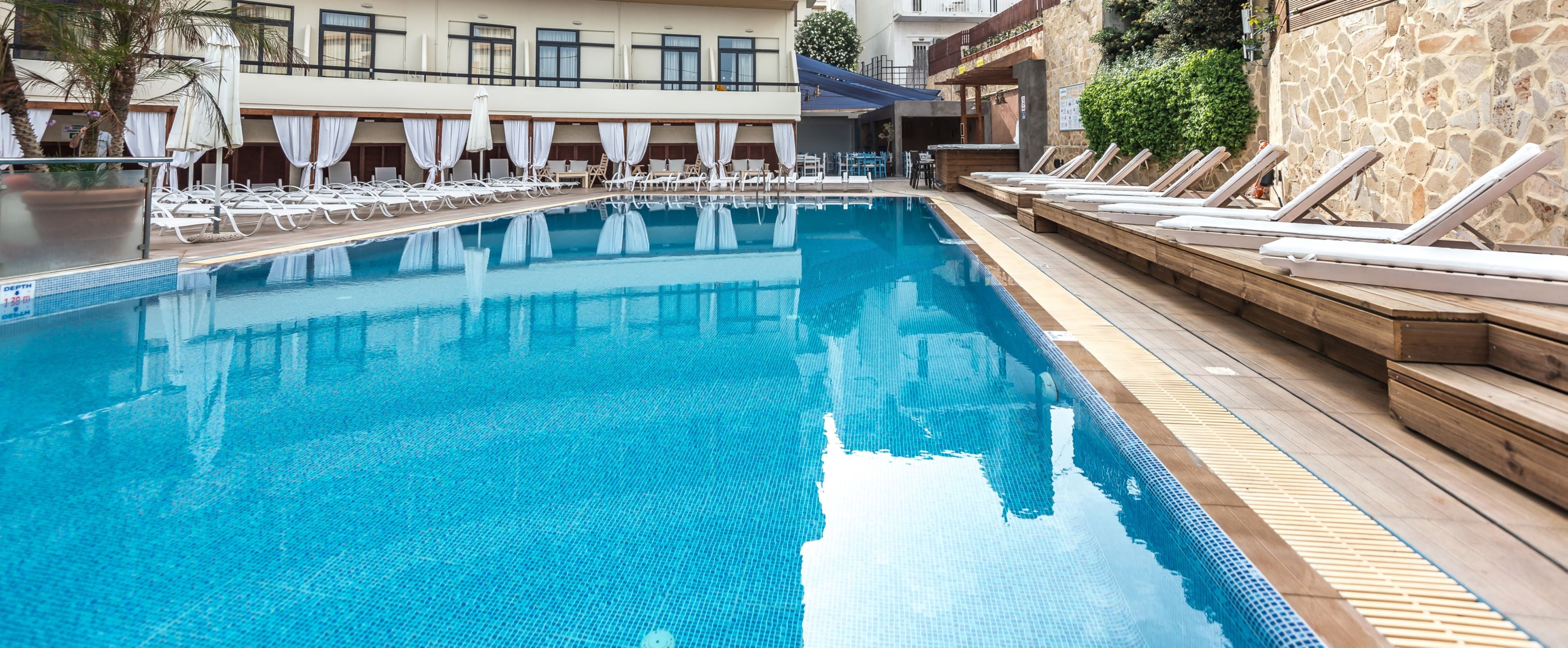 LiggingDit rustige hotel ligt direct aan het prachtige strand van Psaropoula