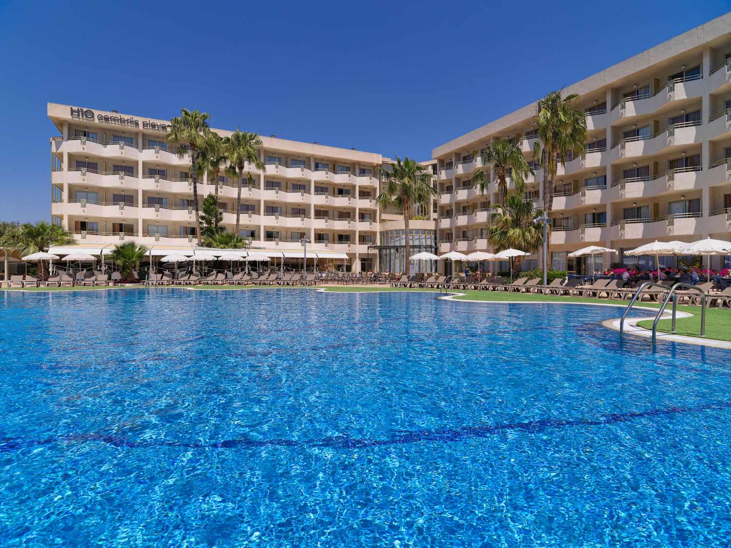 LiggingSlechts 50 meter van het zachte zandstrand van l'Esquirol ligt het H10 Cambrils Playa in een rustige hoek van Vilafortuny. De boulevard