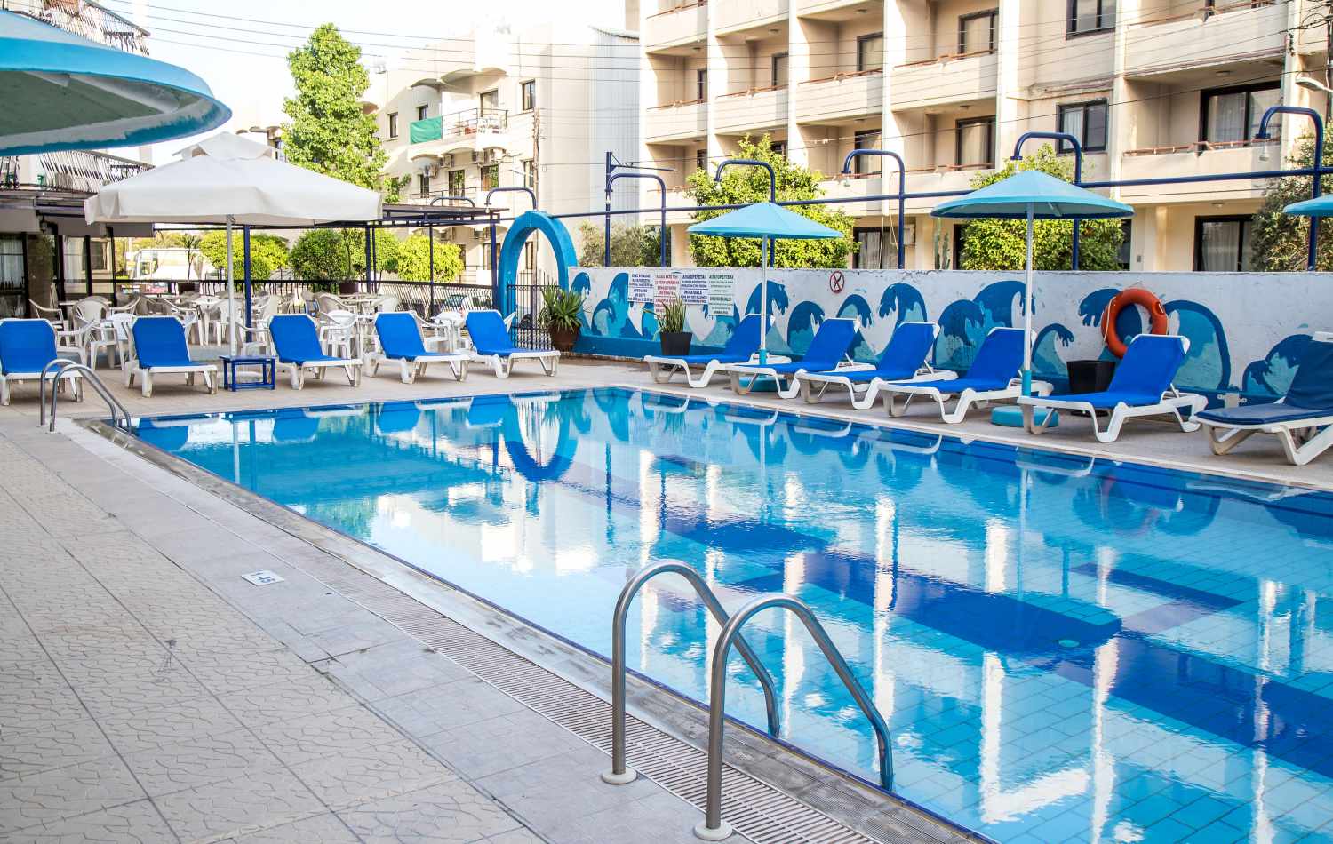 LiggingDit attractieve strandhotel heeft een zeer goede en centrale ligging. Haltes van het openbaar vervoer liggen op ca. 100 m afstand van het hotel. In de directe omgeving van het hotel (ca. 100 m) vindt u tal van mogelijkheden om te winkelen