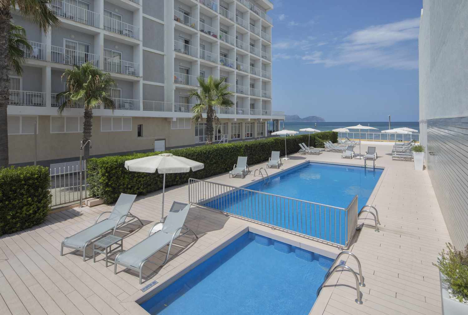 LiggingDit middenklassehotel is centraal gelegen en wordt slechts door de boulevard van het strand gescheiden. Mogelijkheden om te winkelen