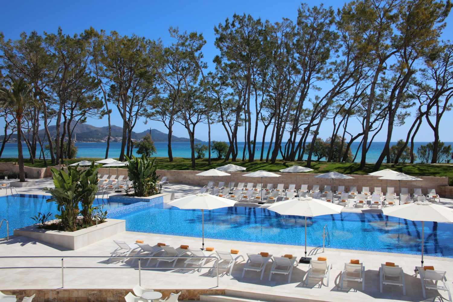 LiggingHet hotel ligt direct aan het brede zandstrand van Playa de Muro