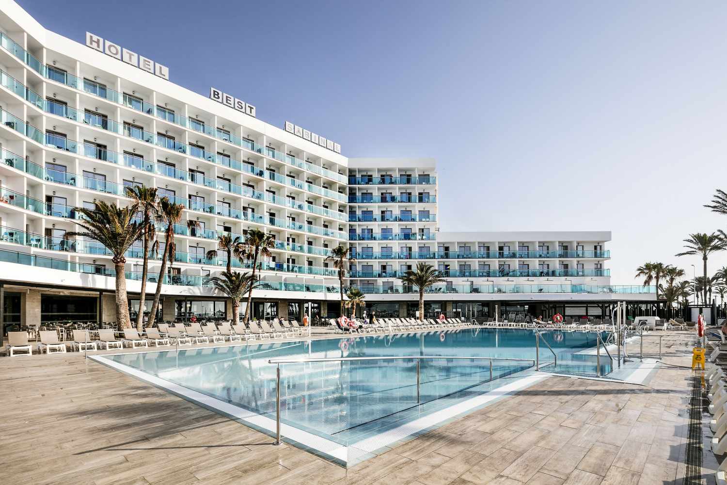 LiggingDit luxueuze stadhotel ligt direct aan zee (ca. 20 m) tegenover het allermooiste kiezel- en zandstrand aan de kust van Almeria. Tal van restaurants (50 m)