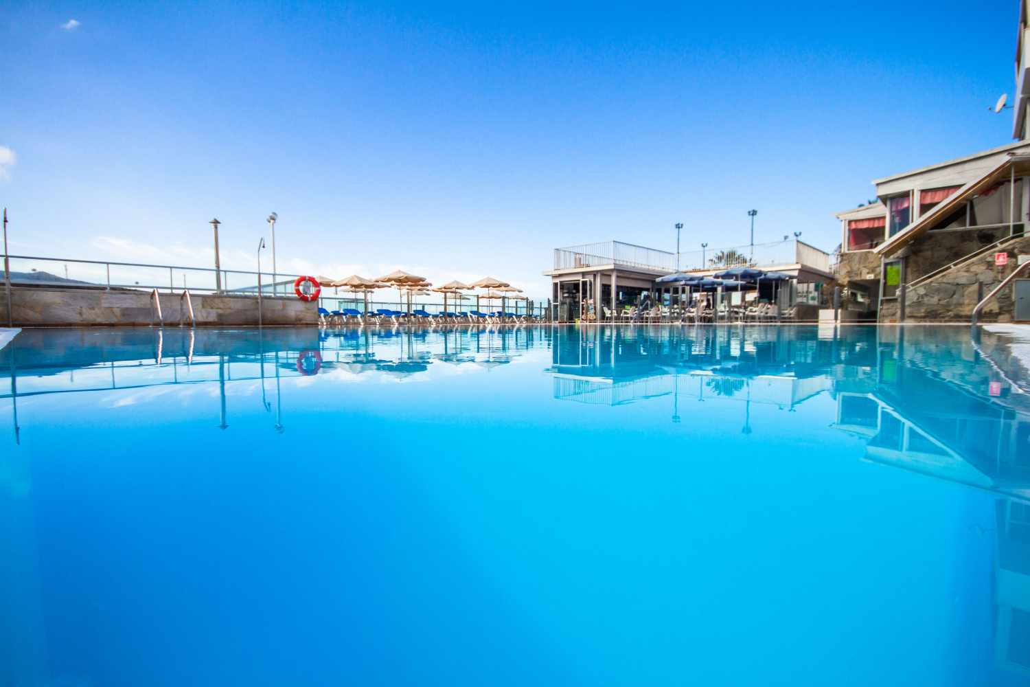 LiggingServatur Montebello ligt in het zuidwesten van Gran Canaria