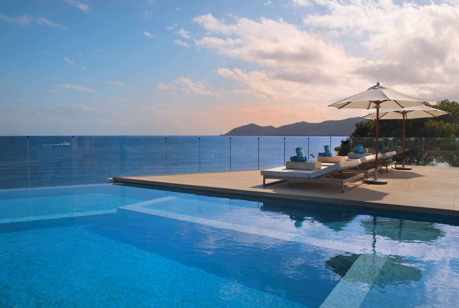 Ligging ME Ibiza ligt direct aan de kust in de rustige baai van S'Argamassa