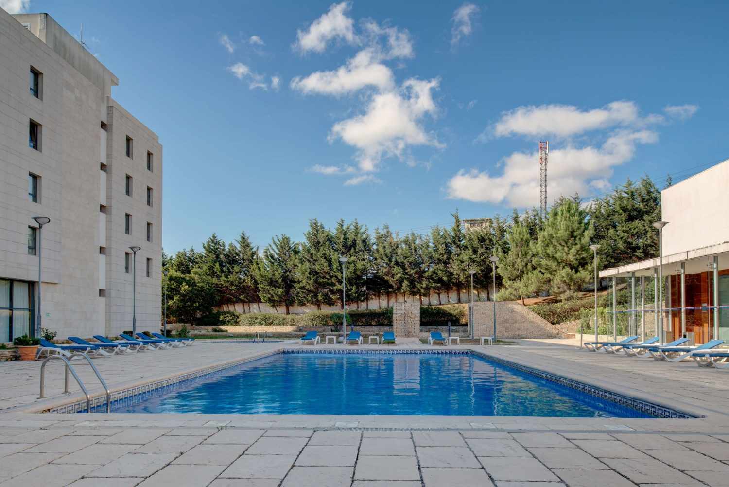 LiggingDit moderne cityhotel bevindt zich dichtbij het stadscentrum