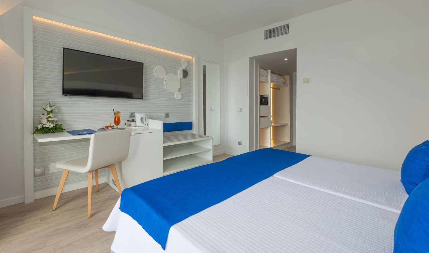 LiggingHet hotel ligt in het populaire badplaatsje Costa Adeje