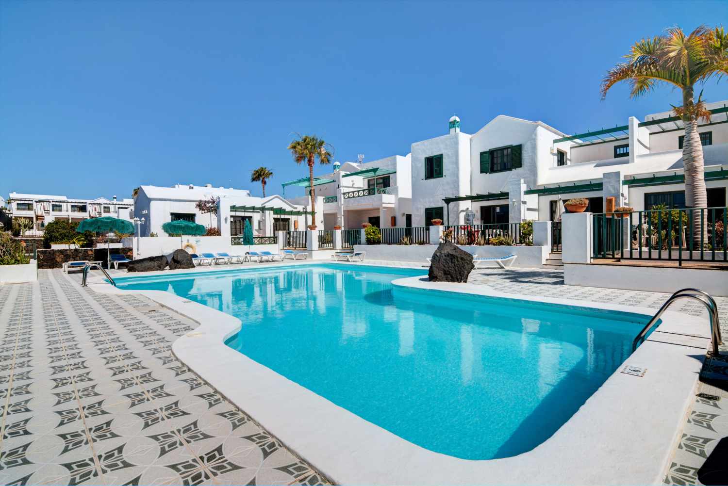 LiggingLas Acacias is gelegen in het levendige Puerto del Carmen op Lanzarote