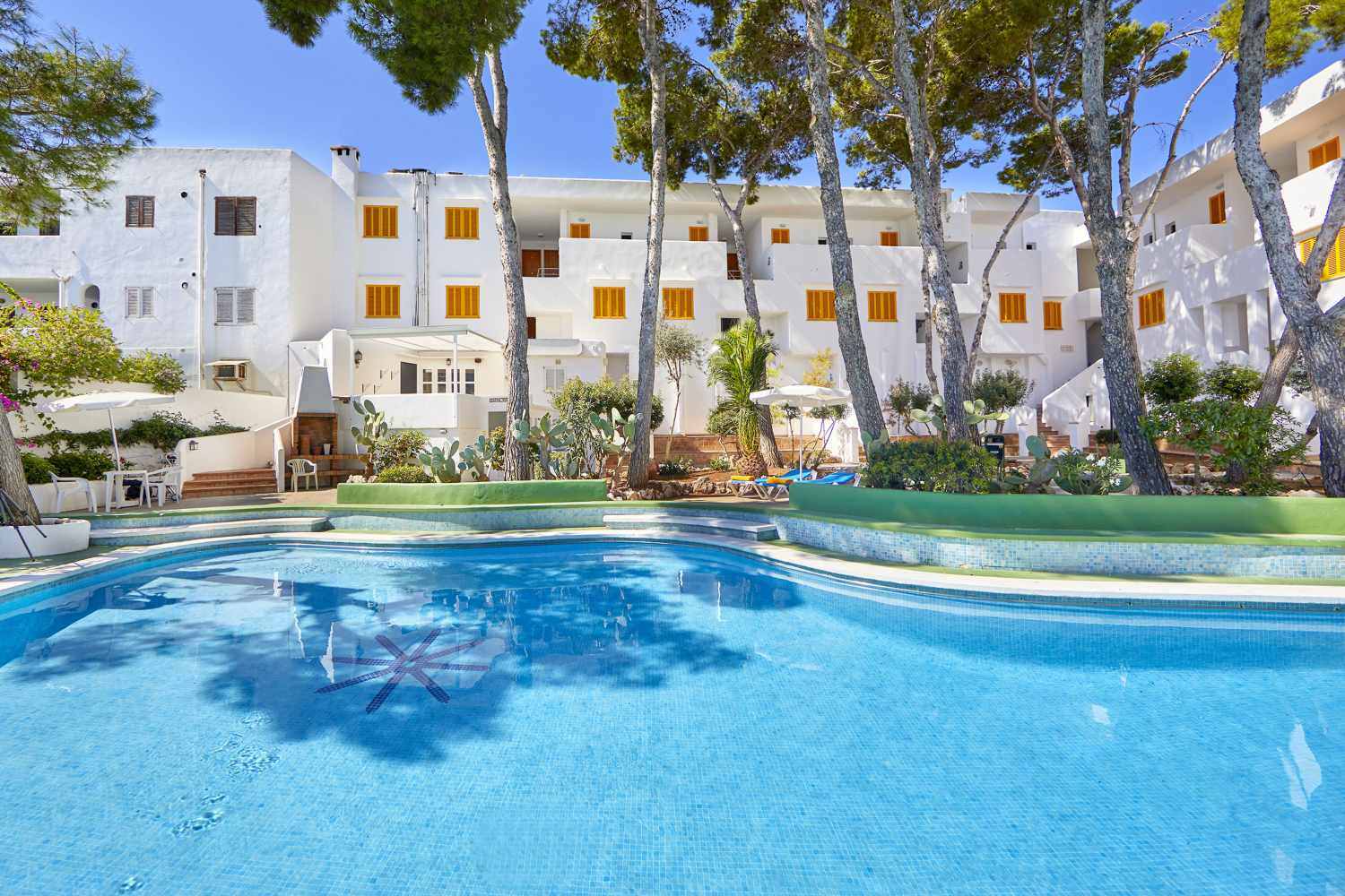 LiggingDit complex bevindt zich in Cala d'Or. Binnen enkele minuten wandel je naar het zandstrand Cala Gran en het gezellige centrum met winkels