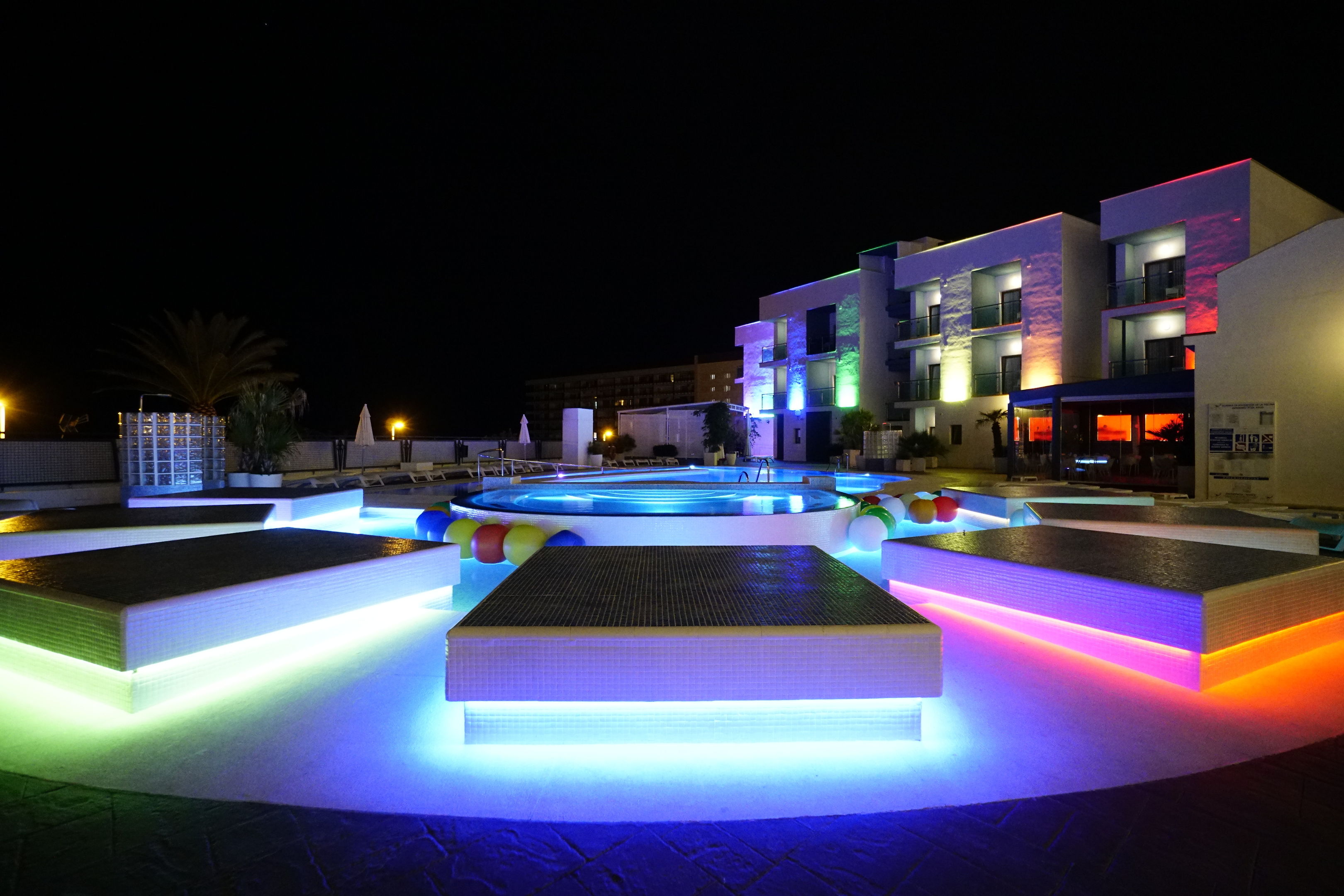Adult Only ( 18+ ) Gay Friendly LiggingDit stijlvolle hotel ligt midden in de levendige wijk La Nogalera in Torremolinos