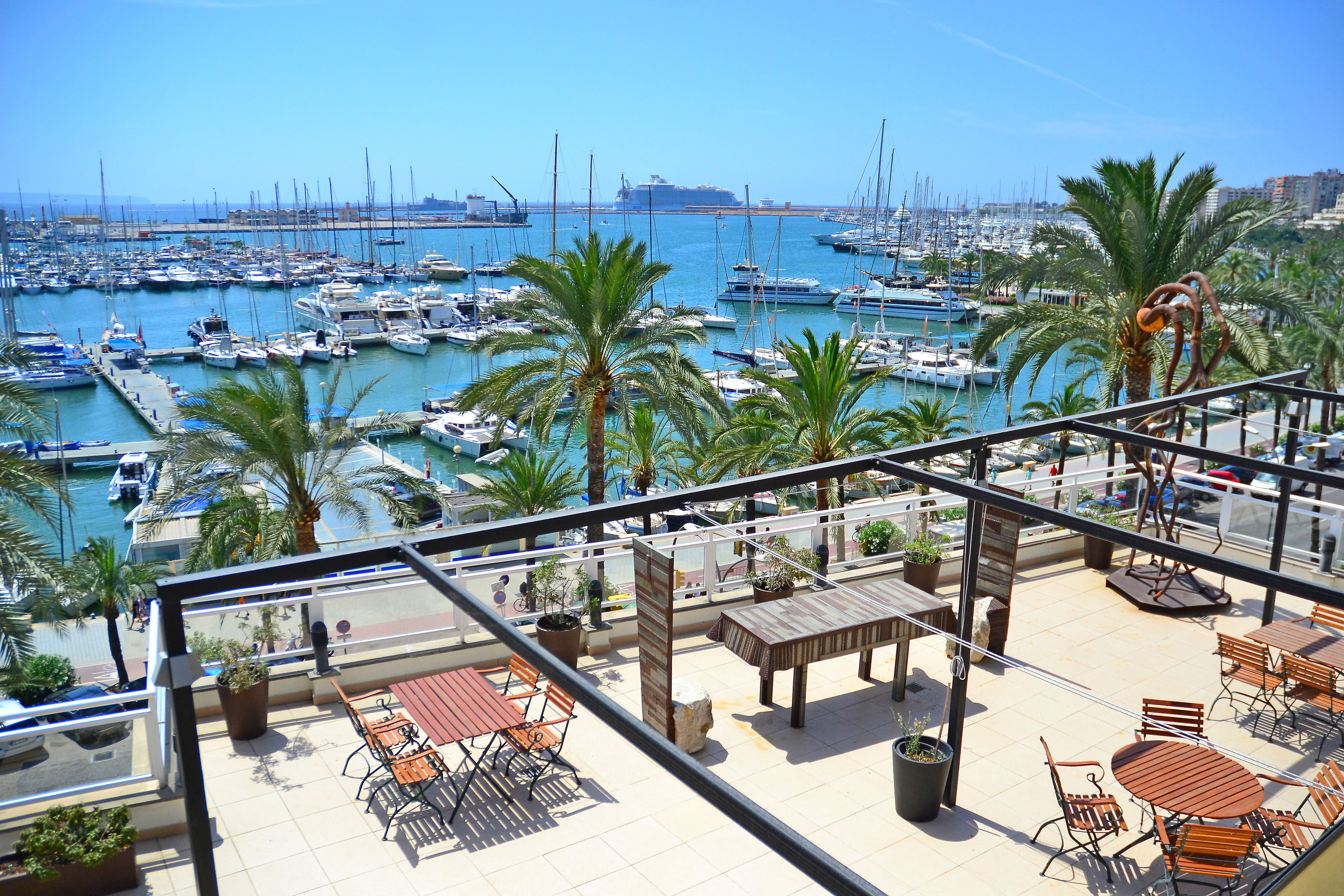 LiggingHotel Mirador is gelegen aan de boulevard (Paseo Marítimo) in Palma de Mallorca