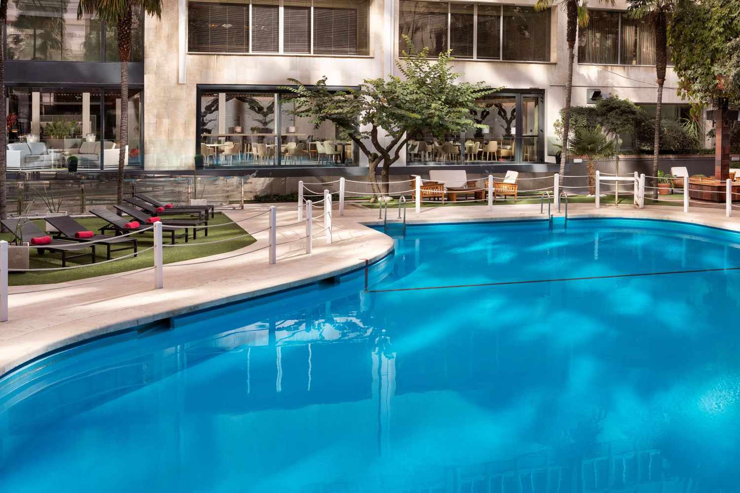 HotelfaciliteitenHet vriendelijke personeel aan de receptie is graag bij alle vragen behulpzaam. Tot het serviceaanbod behoren een bagagedepot