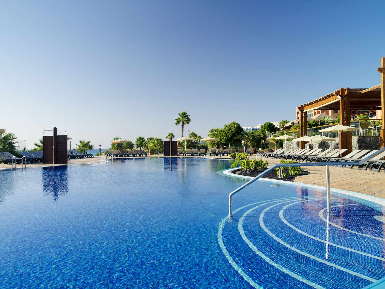 LiggingDit hotel bevindt zich direct aan het bekende strand van Sotavento. In de nabije omgeving bevinden zich restaurants