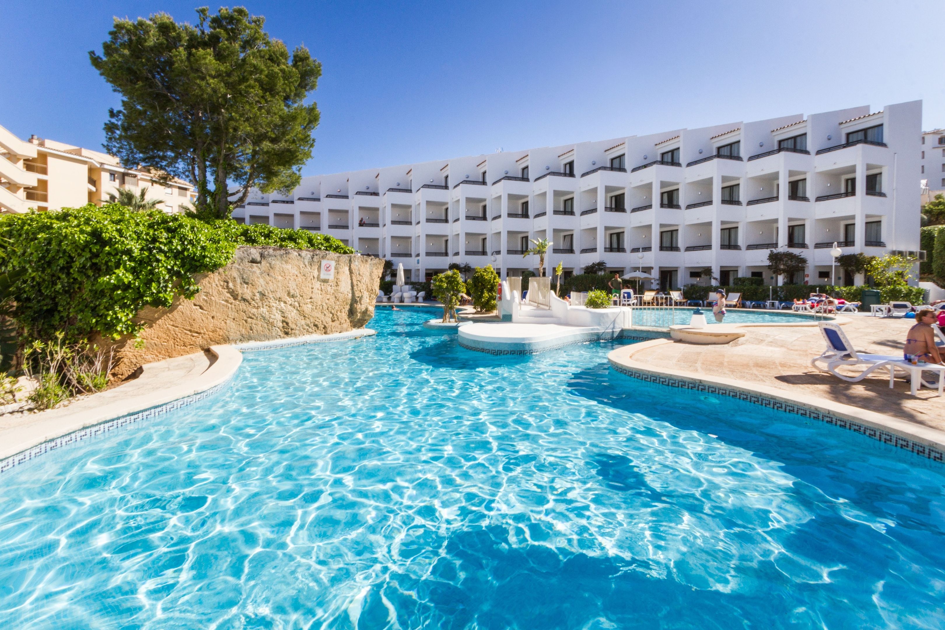 LiggingPlazamar Serenity Resort ligt in de badplaats Santa Ponsa aan de zuidwestkust van Mallorca