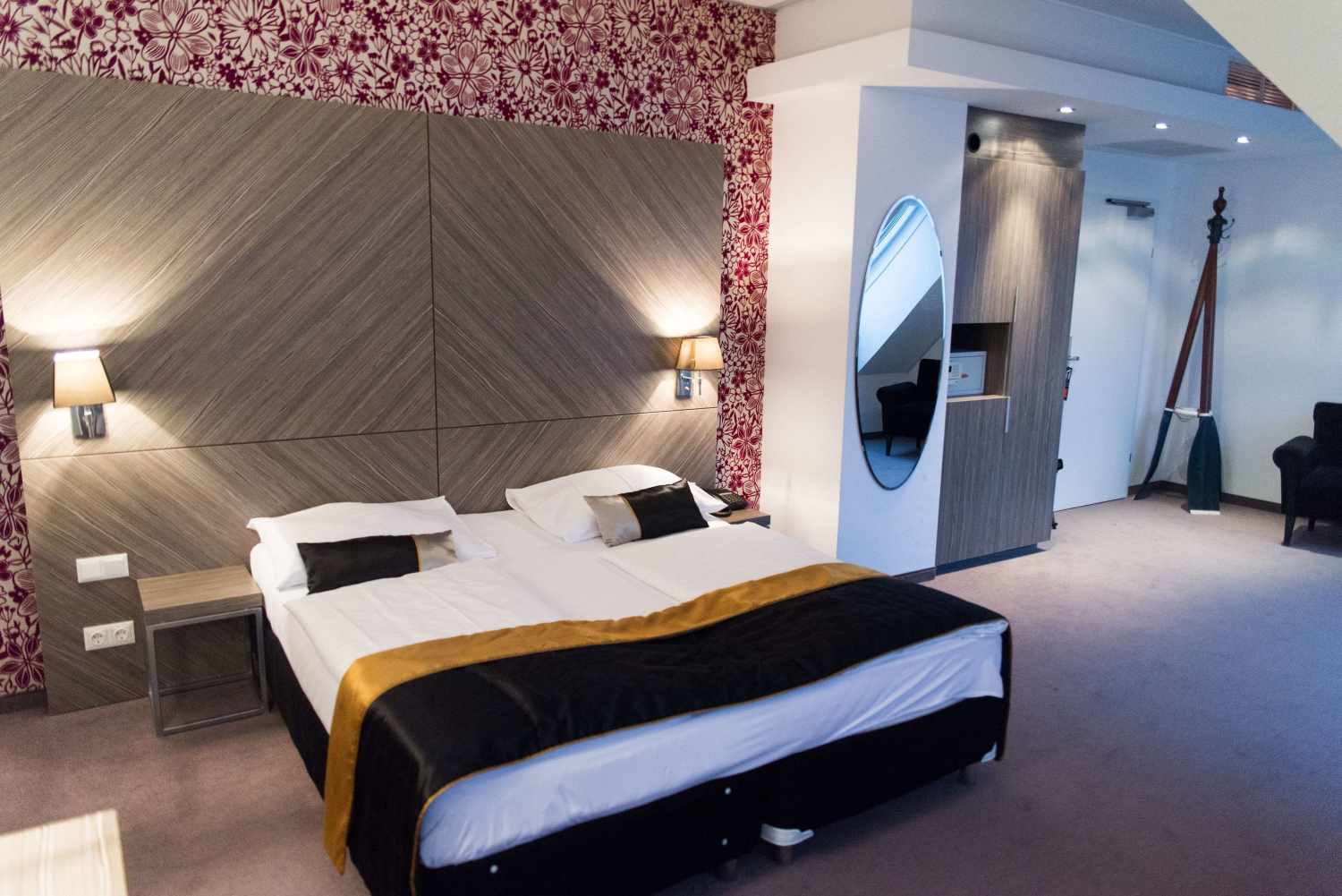 LiggingDit hotel bevindt zich direct in het centrum van Wenen. HotelfaciliteitenHet verblijf met een lift beschikt over 93 kamers. Het vriendelijke personeel aan de receptie is graag bij alle vragen behulpzaam. Service zoals een bagagedepot en een kluis draagt bij tot een comfortabel verblijf. In de openbare ruimtes is Wi-Fi verkrijgbaar. De tourdesk biedt ondersteuning bij het boeken van excursies. Een supermarkt en andere winkels zijn voorhanden om heerlijk te winkelen of te flaneren. Op het terrein van het hotel bevinden zich een mooie tuin en een fraaie speelplaats. Tot de overige voorzieningen van het hotel behoren een tv-ruimte en een speelkamer. De gasten die met de auto komen