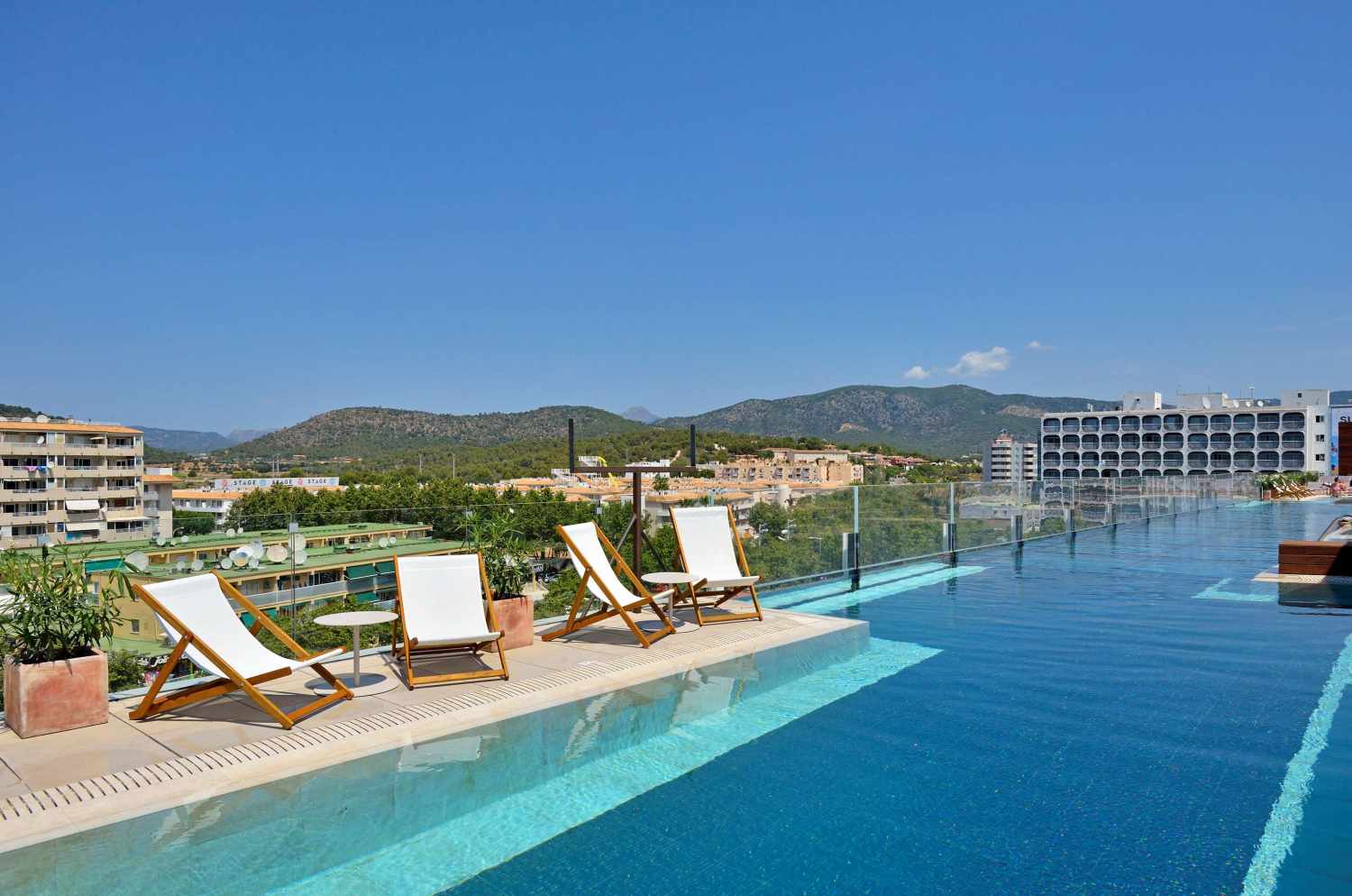 LiggingINNSiDE Calviá Beach is een modern viersterrenhotel gelegen in de badplaats Magaluf op Mallorca. Het hotel ligt op slechts enkele minuten lopen van het zandstrand van Magaluf en bevindt zich in de directe omgeving van winkels