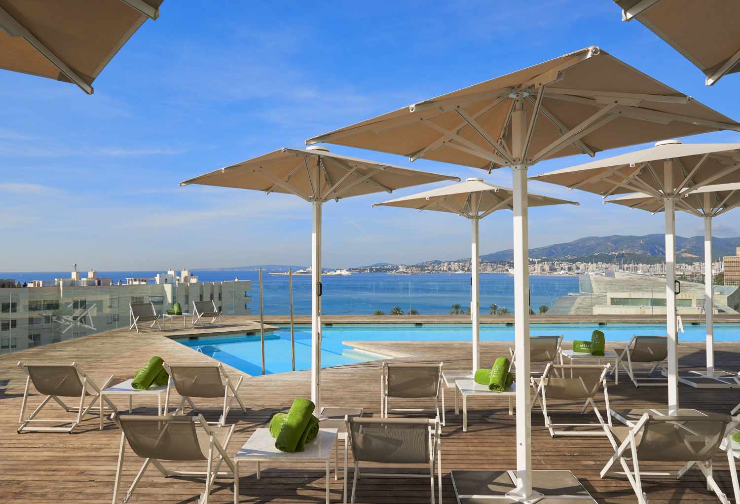 LiggingMeliá Palma Bay ligt direct aan de boulevard van Palma de Mallorca